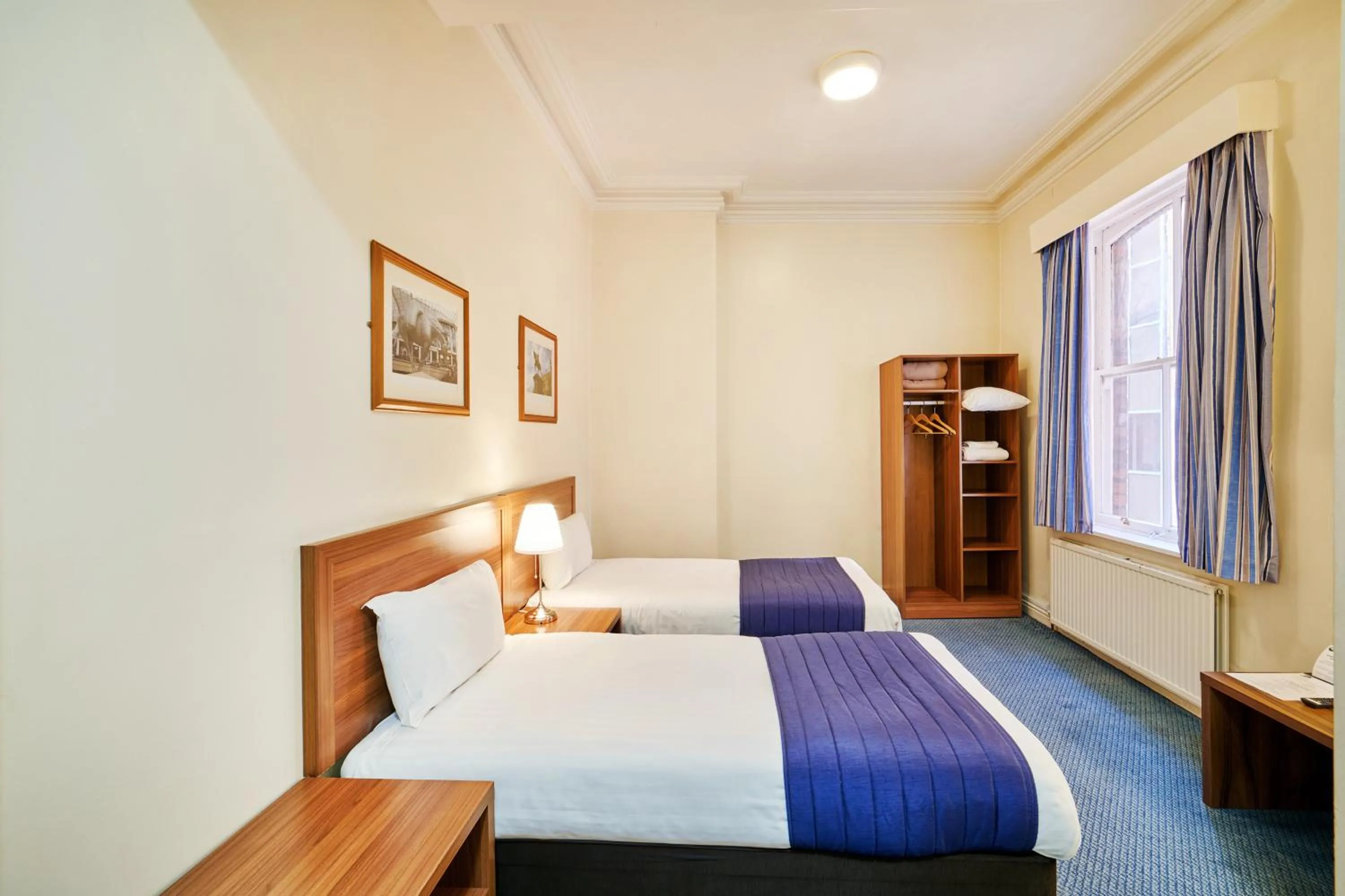 Twin Room in Discovery Inn - Leeds