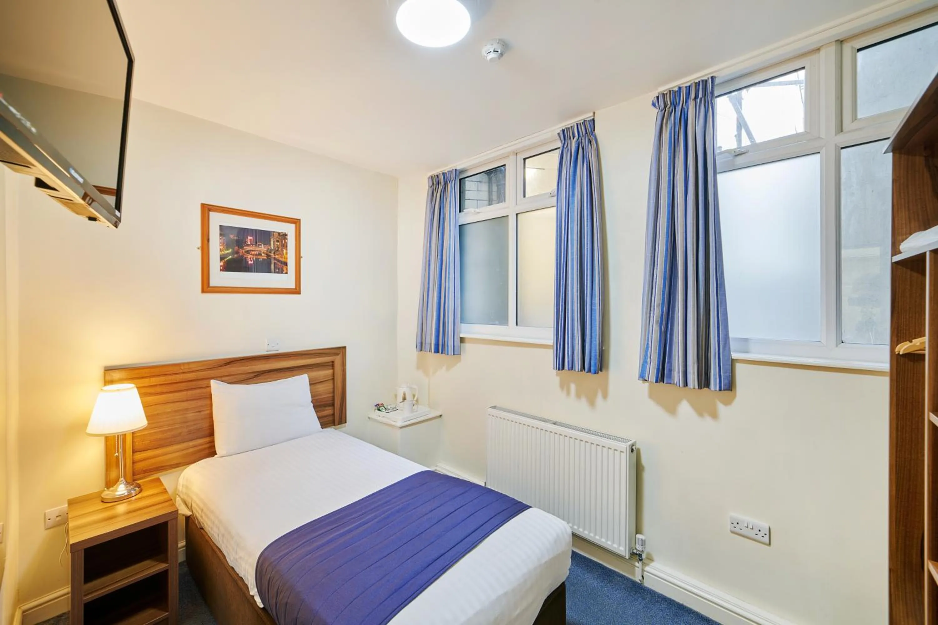 Single Room in Discovery Inn - Leeds