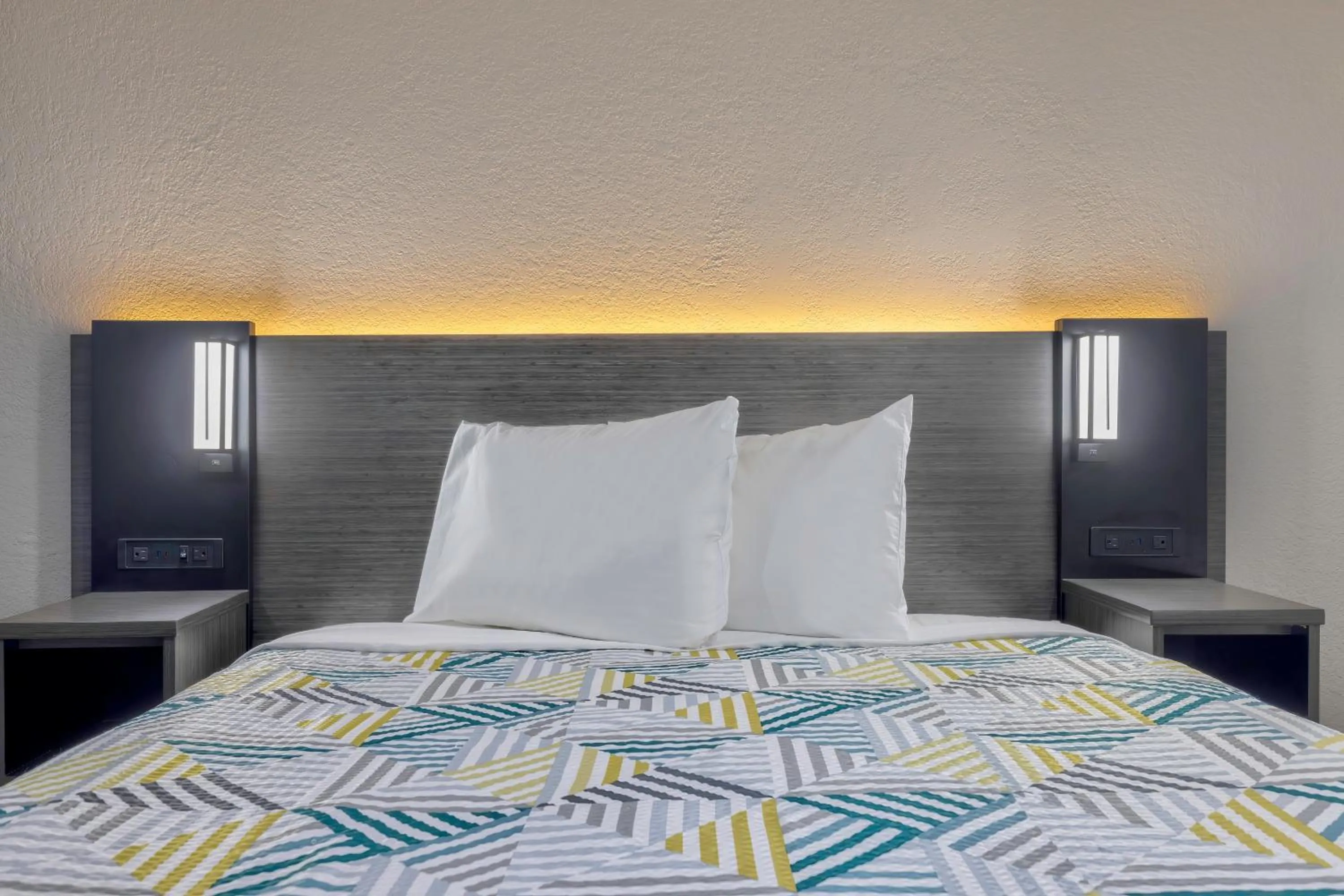 King Suite with Spa Bath - Smoking in Studio 6 Little Rock AR South