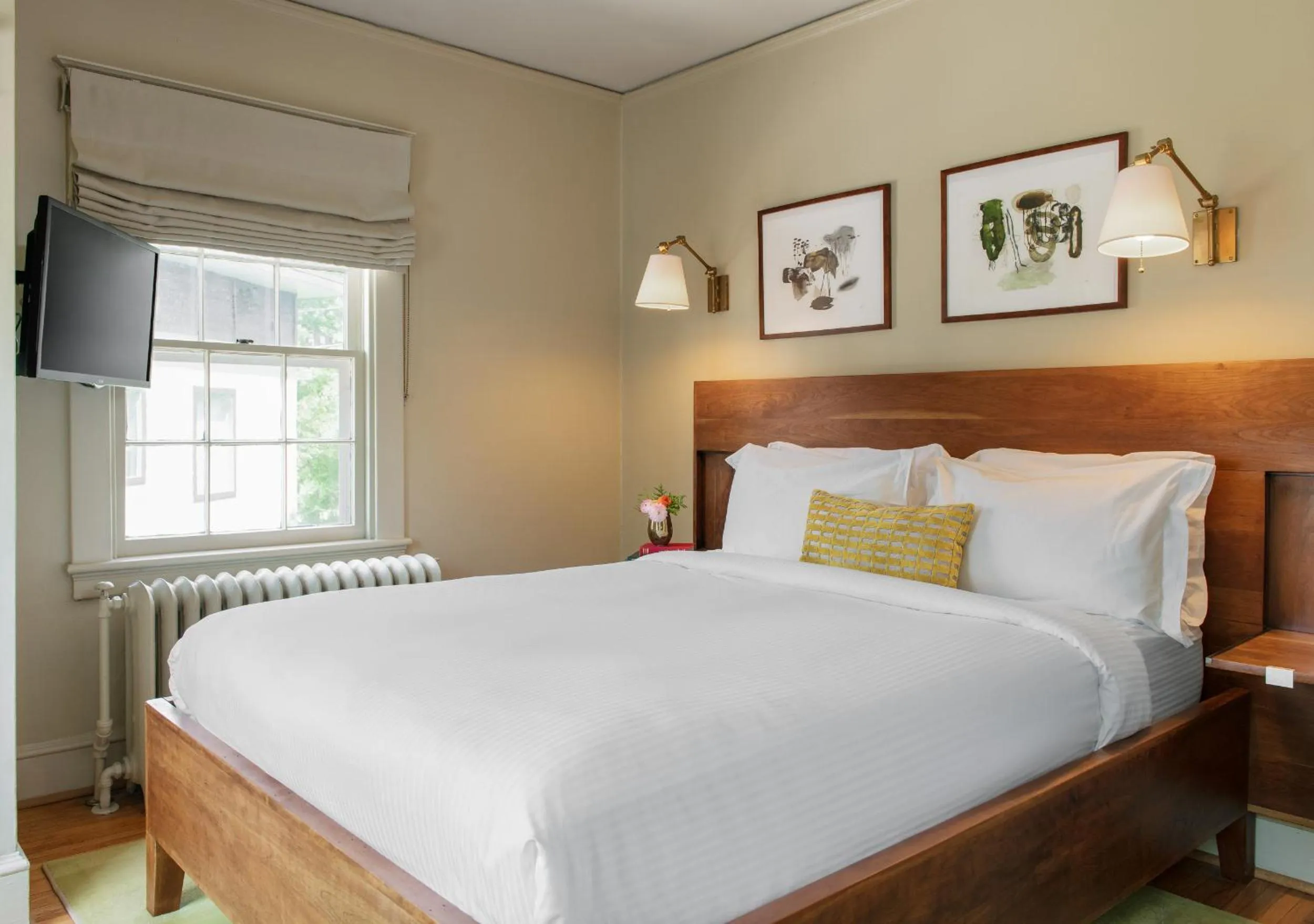 Deluxe Queen Suite in Oakhurst Inn at the University