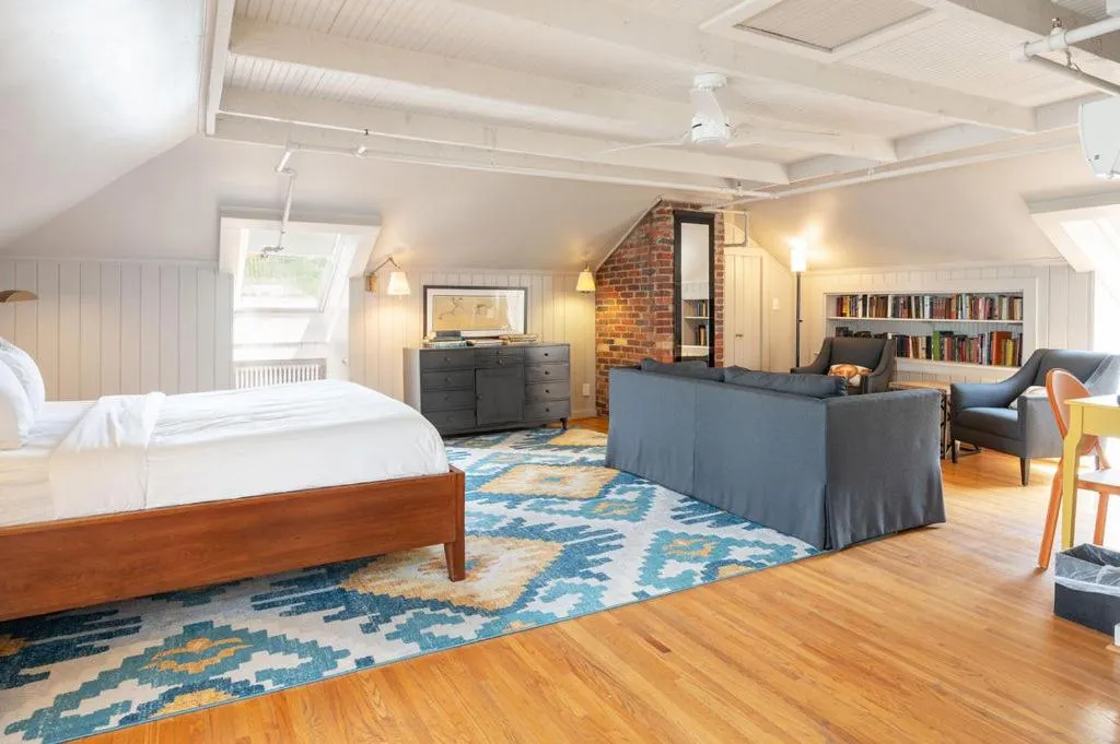 Presidential Suite in Oakhurst Inn at the University