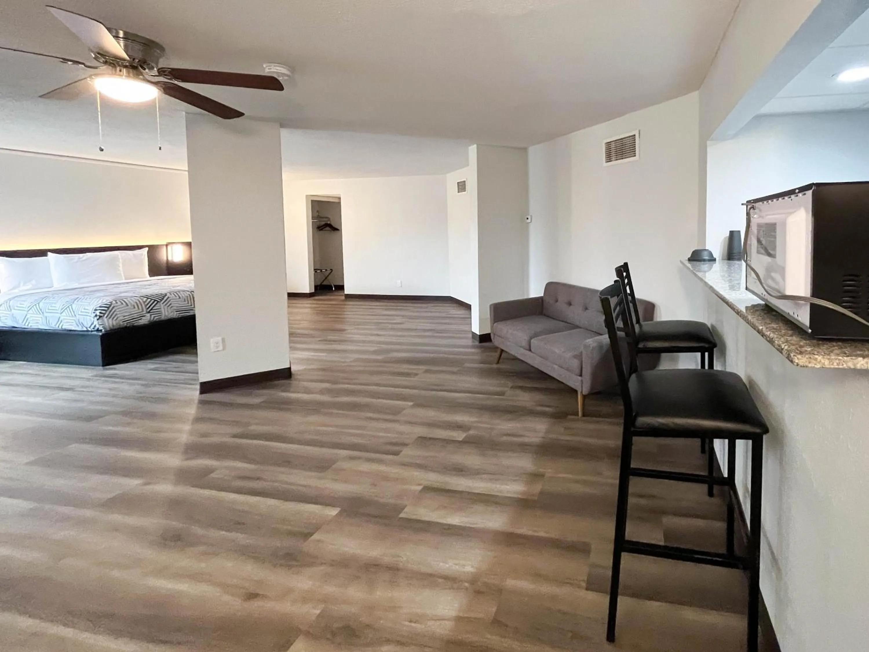 Deluxe King Room - Non-Smoking in Studio 6 Nacogdoches TX SFA University