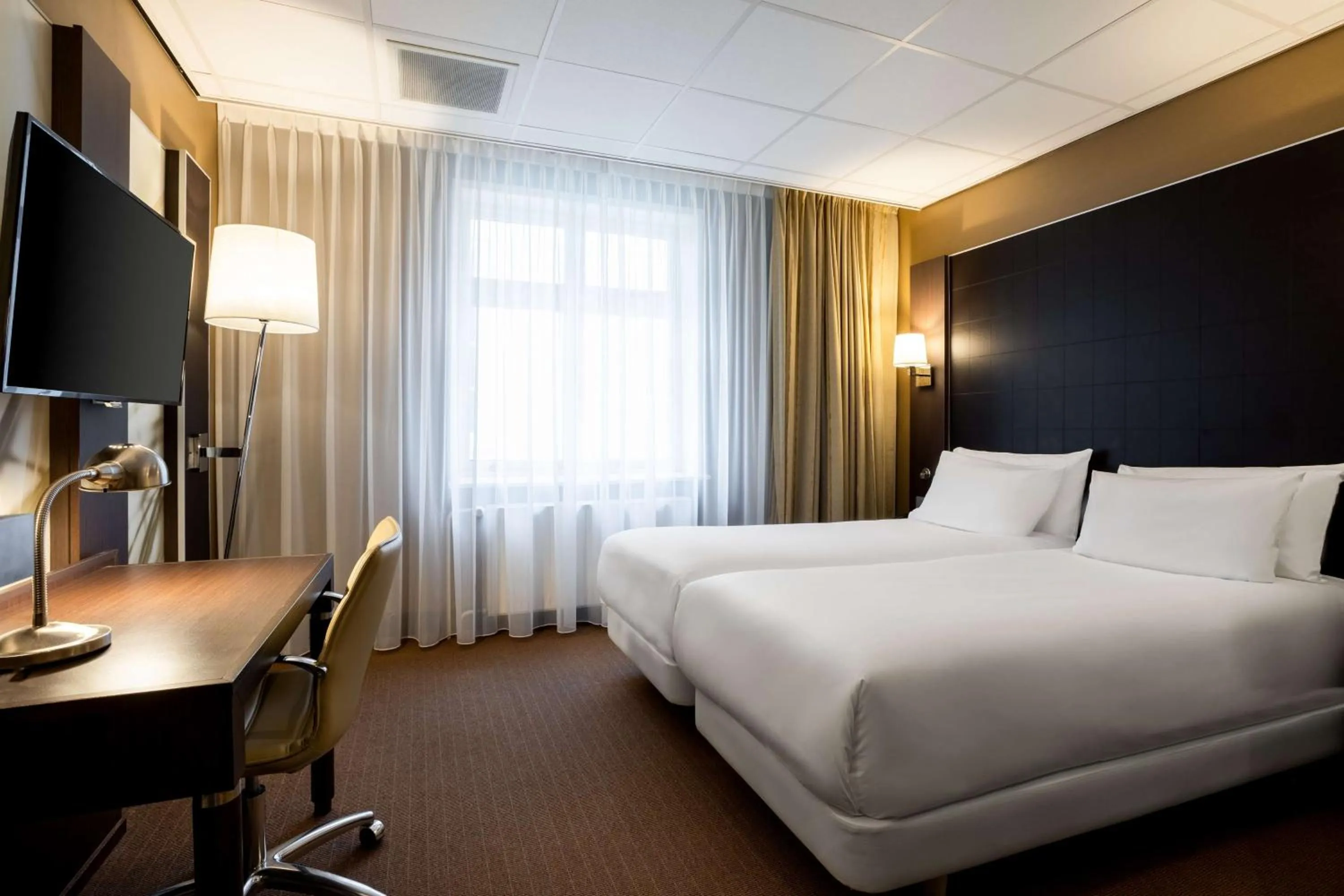 Standard Twin Room in NH Centre Utrecht Hotel