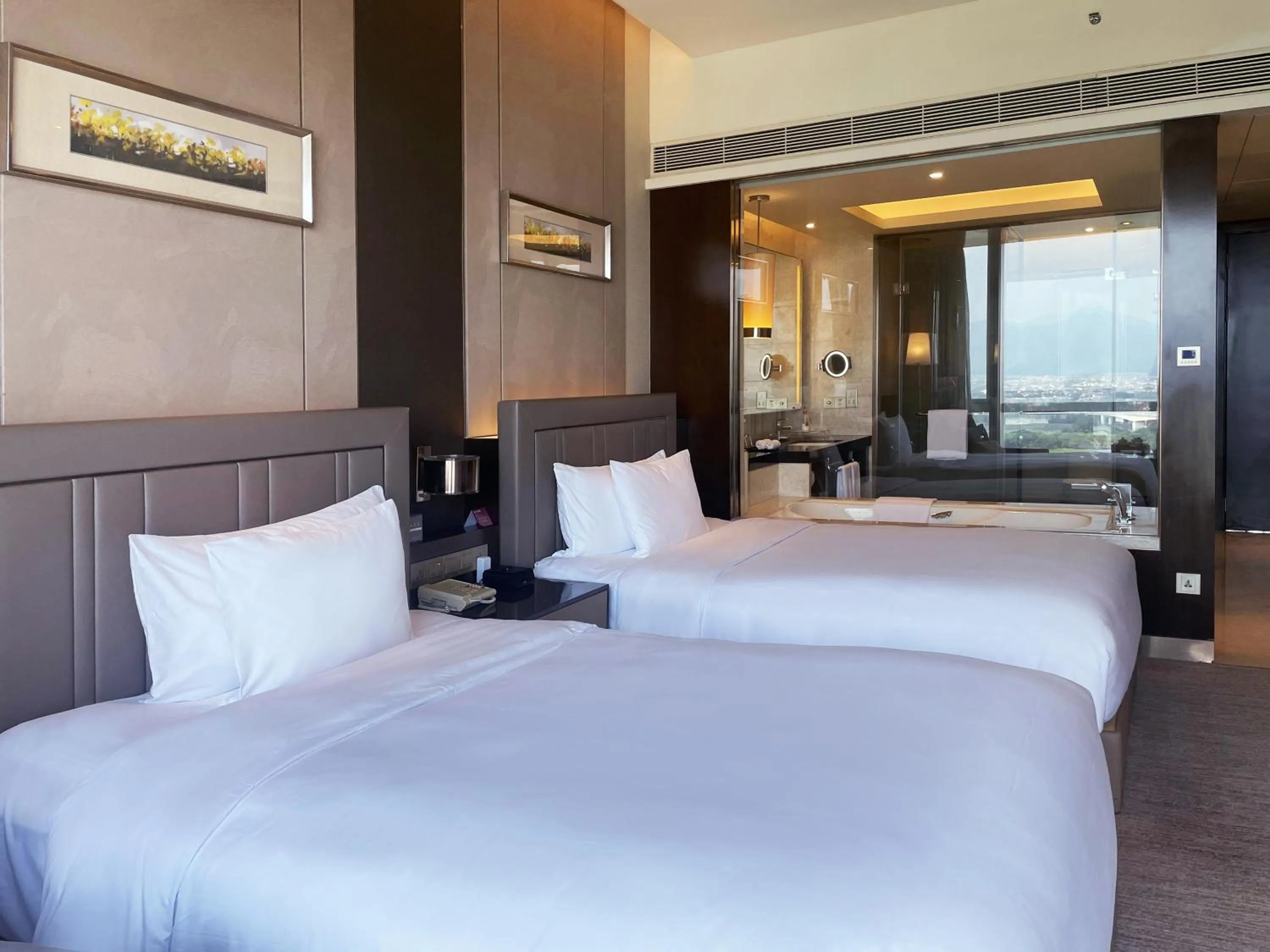 Premium King Room with Lake View in Crowne Plaza Zhangzhou by IHG