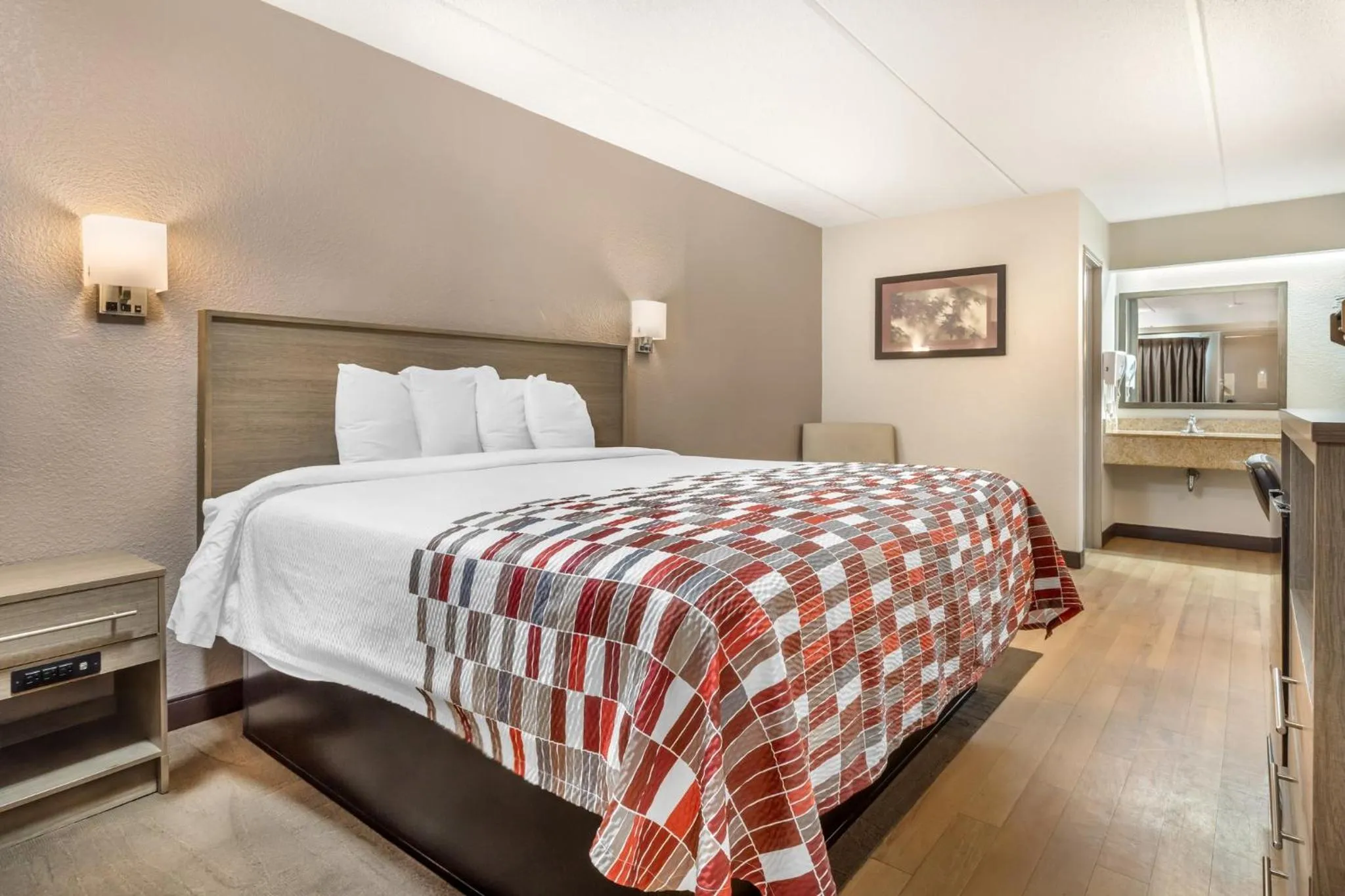 Superior King Room Smoke Free in Red Roof Inn Durham - Duke Univ Medical Center