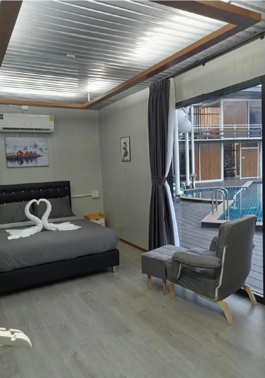 Queen Room with Pool View in Hi Creek Resort