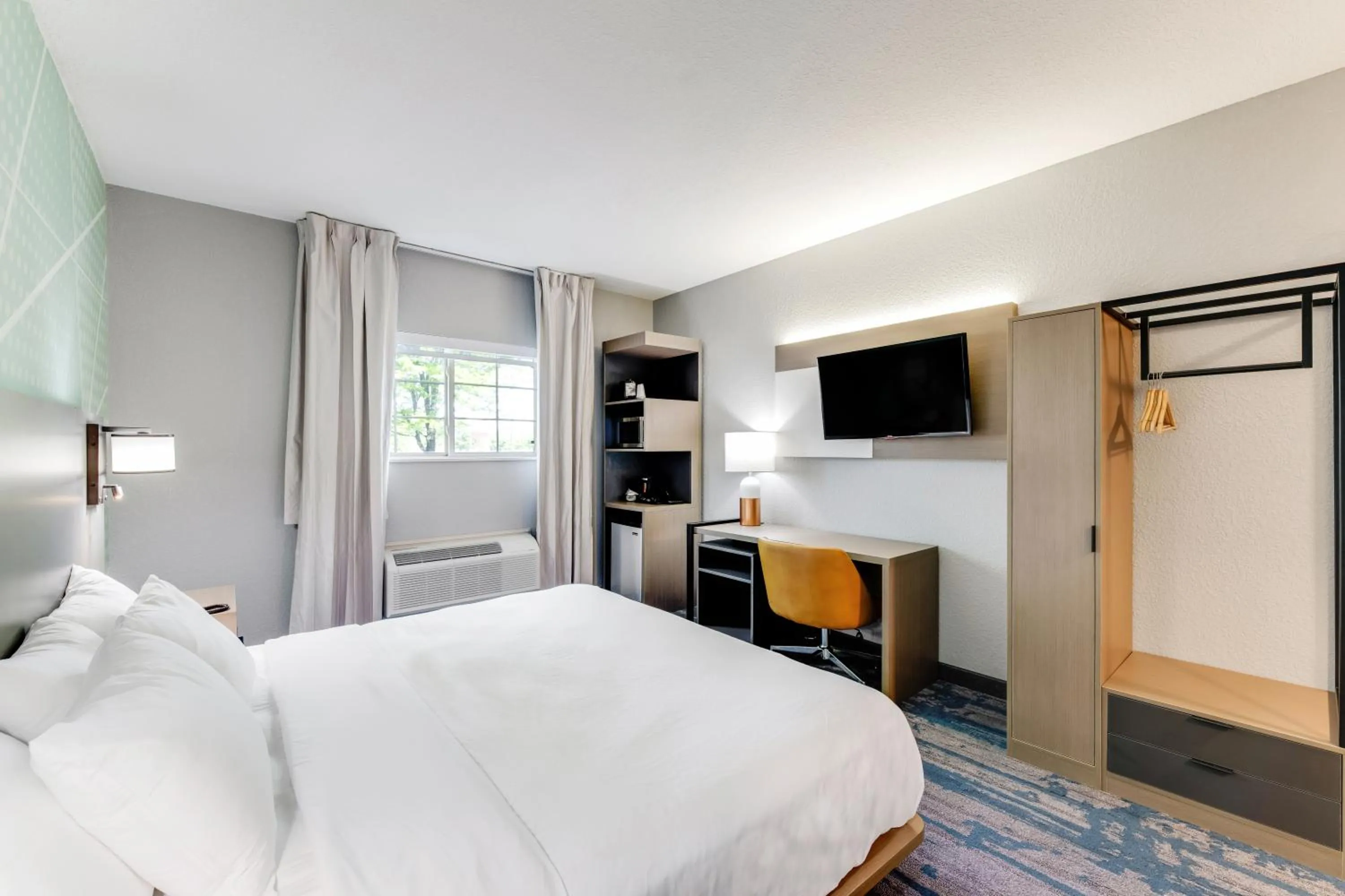 King Room with Tub - Disability Access/Non Smoking in Comfort Inn & Suites Weston - Wausau