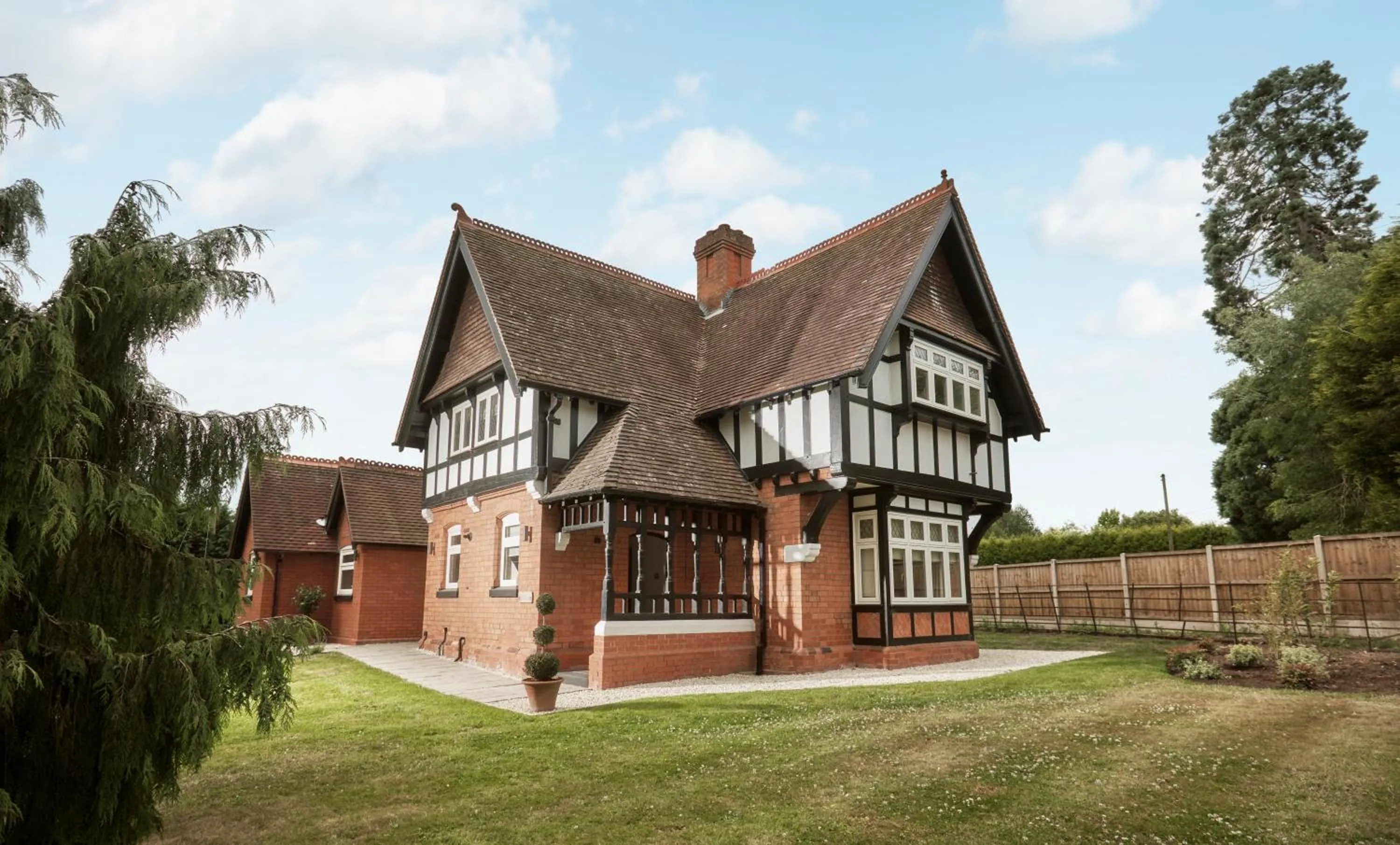 Three-Bedroom House in Brockencote Hall