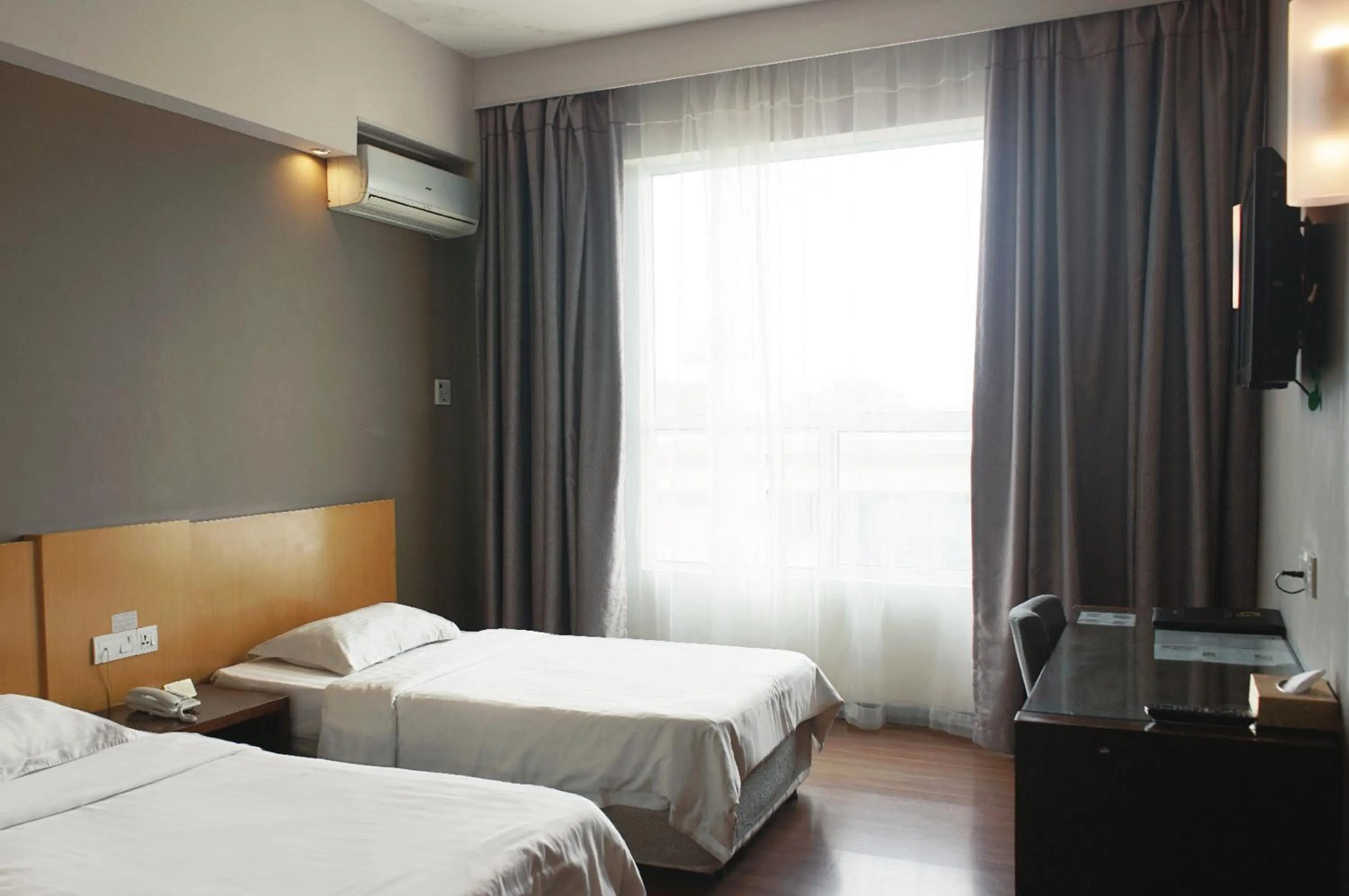 Deluxe Twin Room in LA Hotel