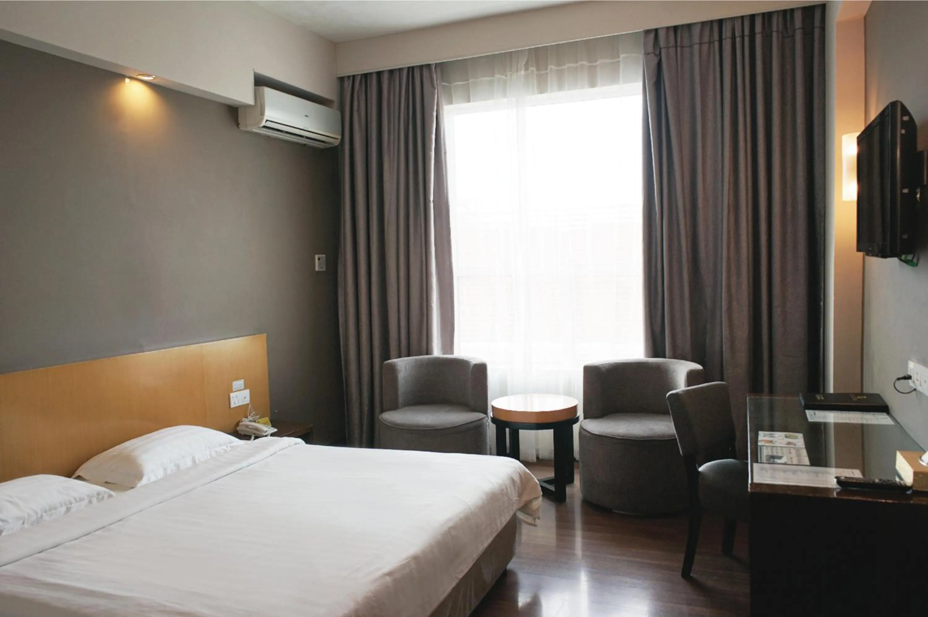 Deluxe Double Room with Sea View in LA Hotel