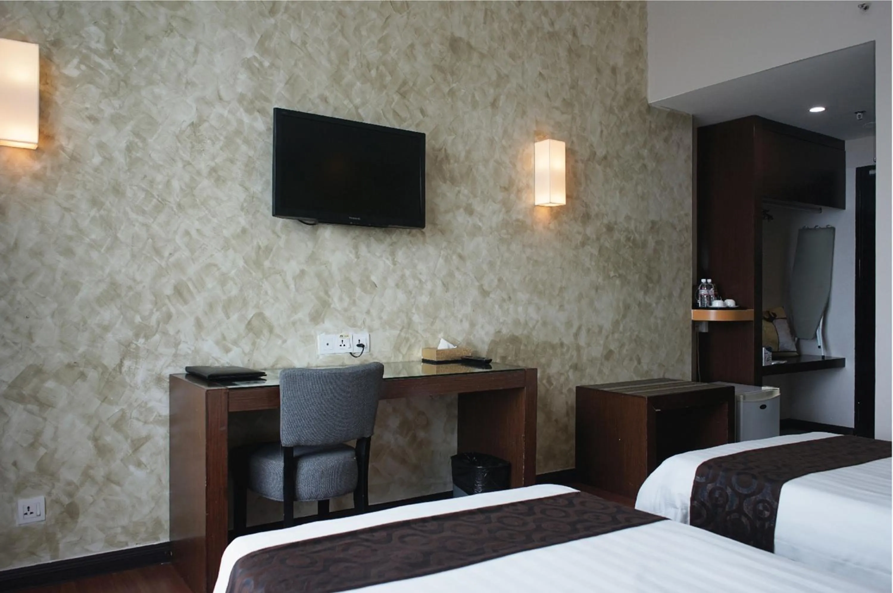 Twin Room with Sea View in LA Hotel