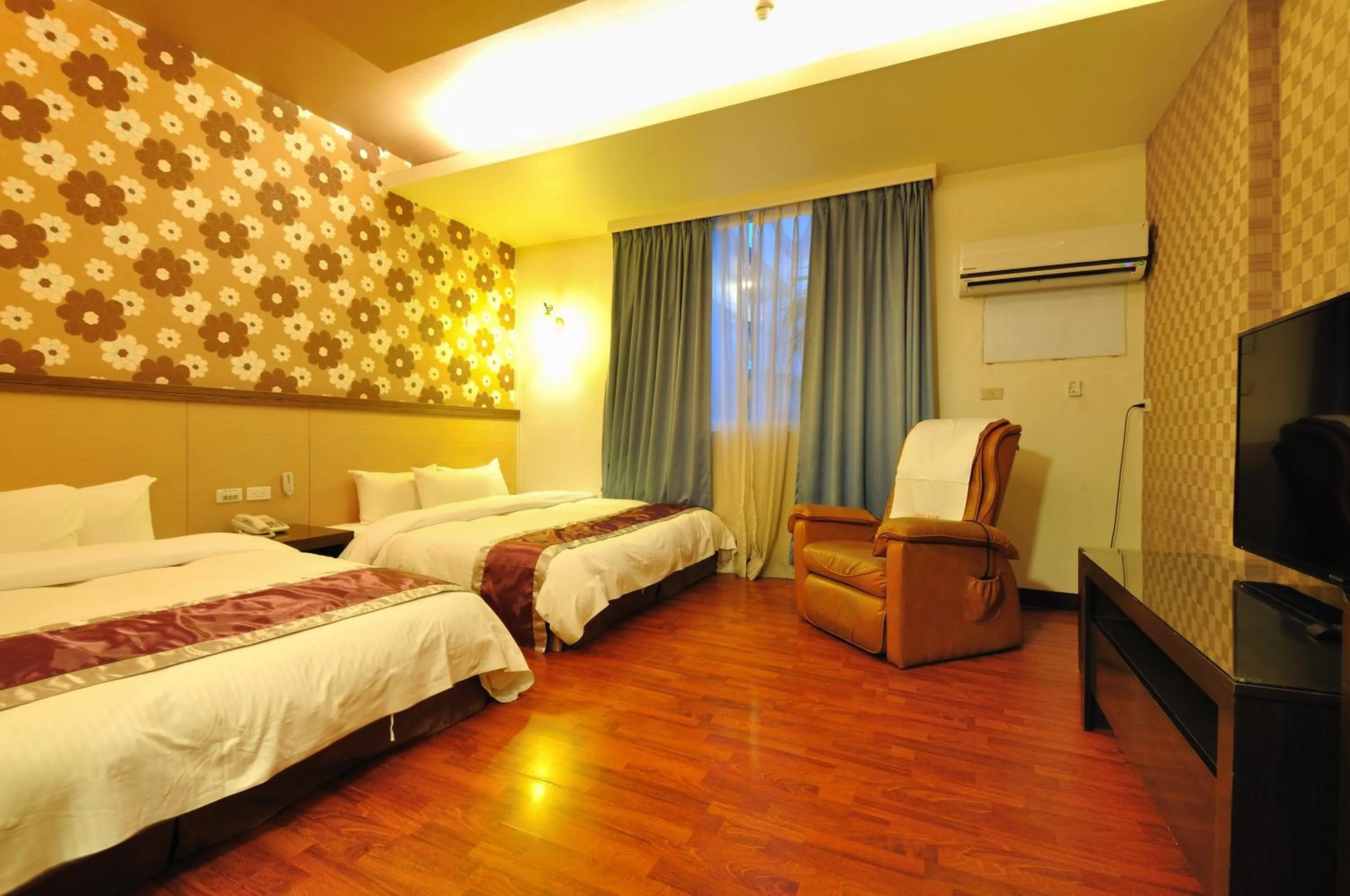 Superior Quadruple Room - with Garage in Wogo Hotel