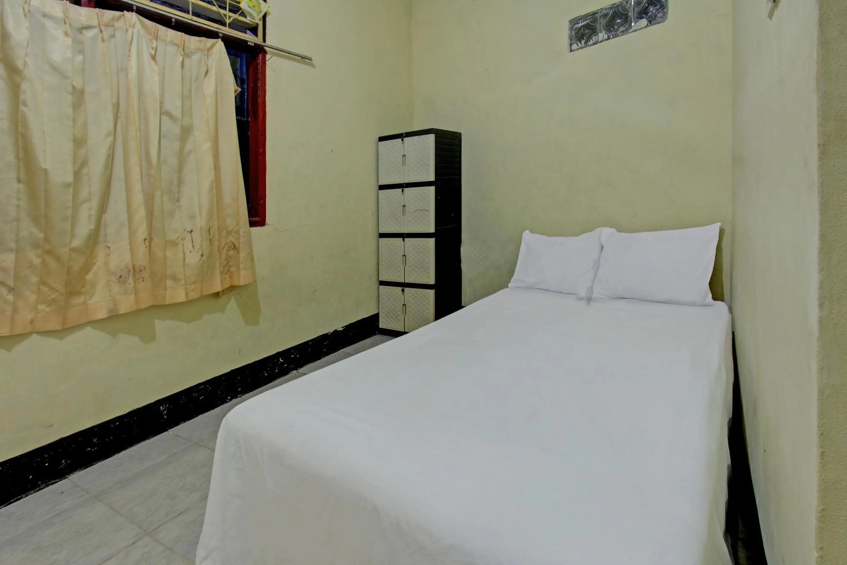Budget Double Room in Hotel O Penginapan 3 Bersaudara Near Pasar Sengkol