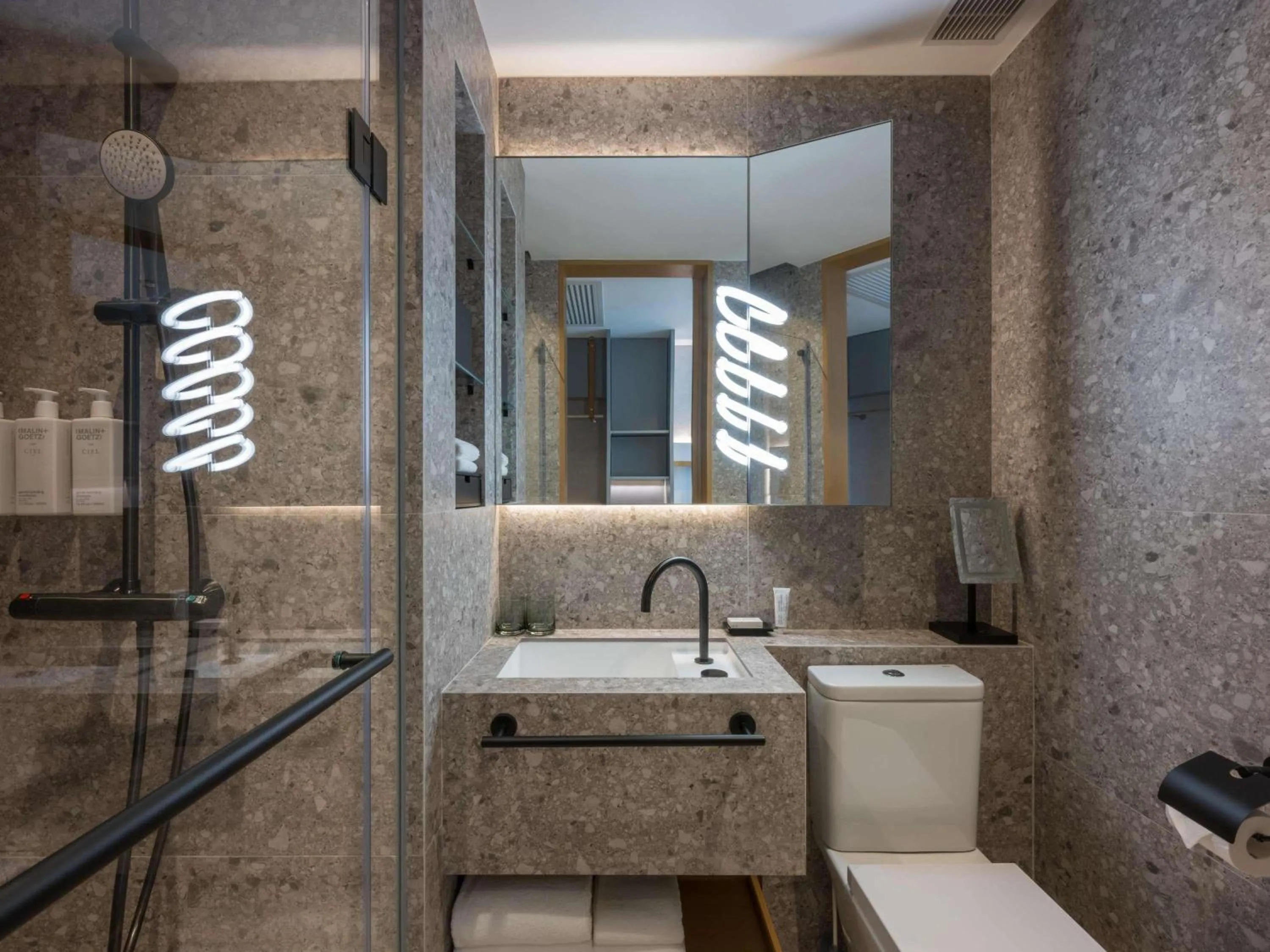 Premier Skyline King Room in Mondrian Hong Kong