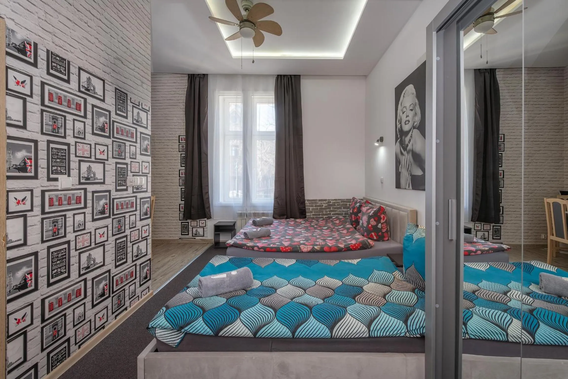 Twin Room with Shower in 70s Hostel