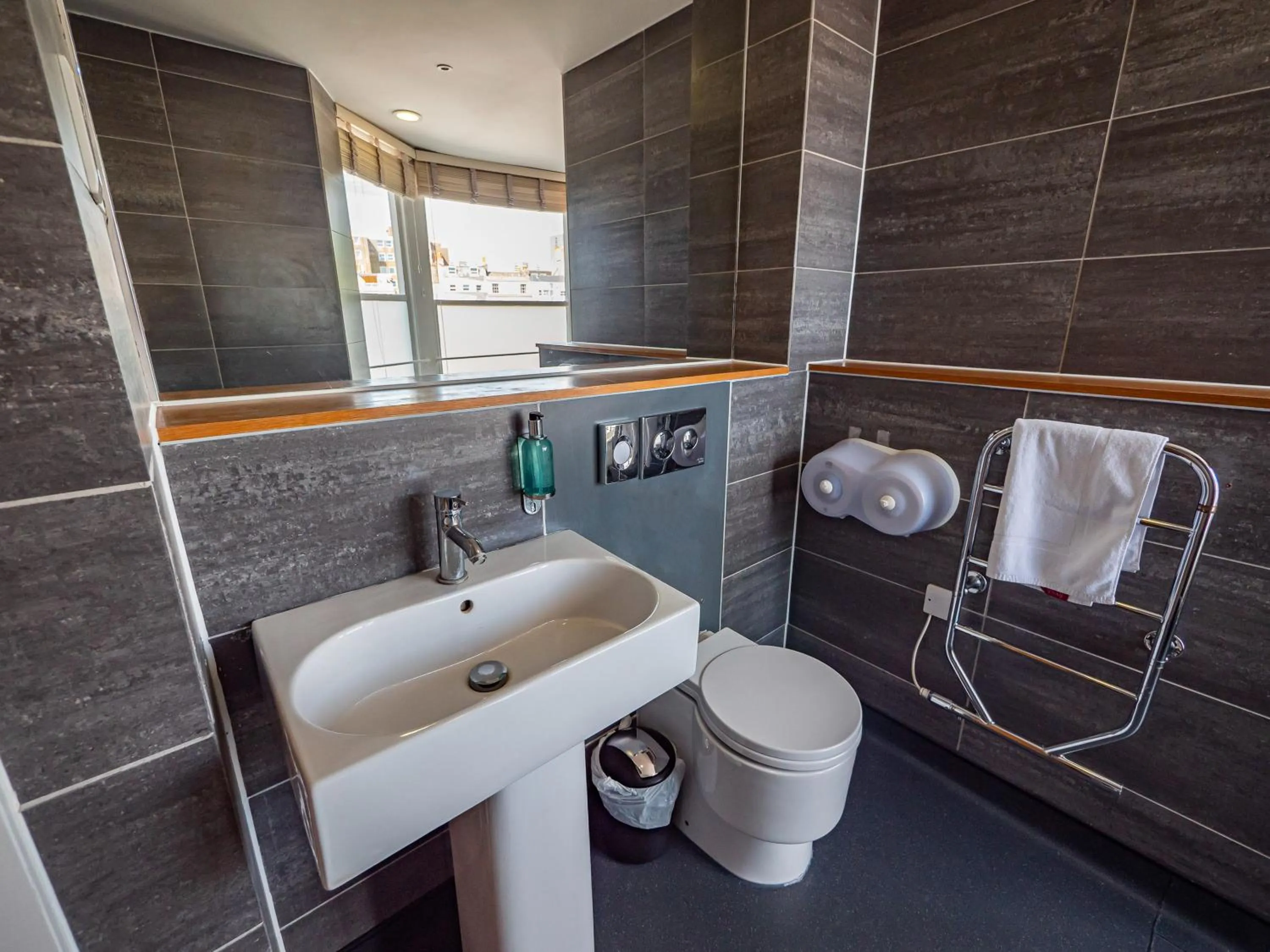 Bed in 6-Bed Mixed Dormitory Room in YHA Brighton Hostel