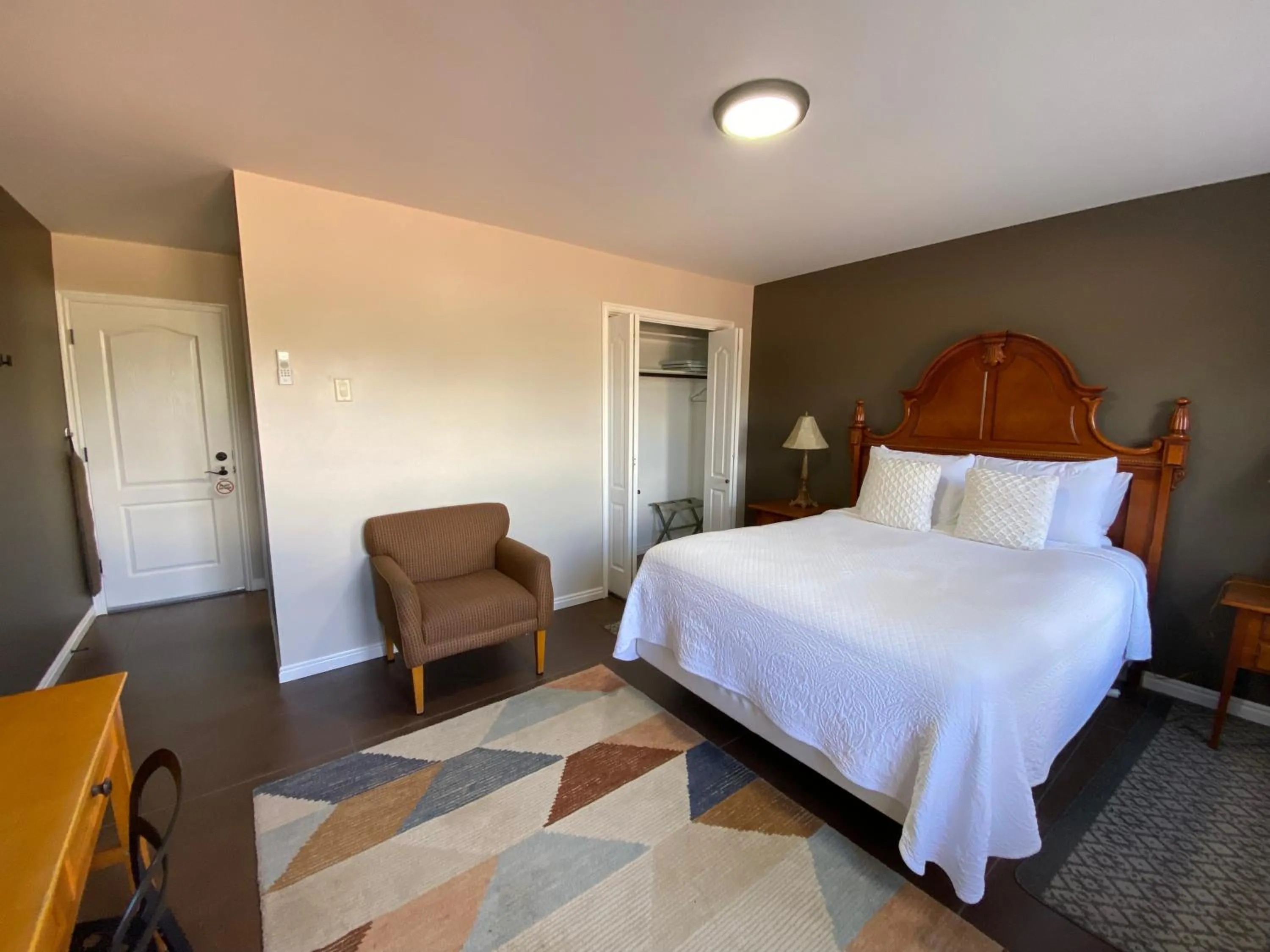 Queen Room in SkyRidge Inn