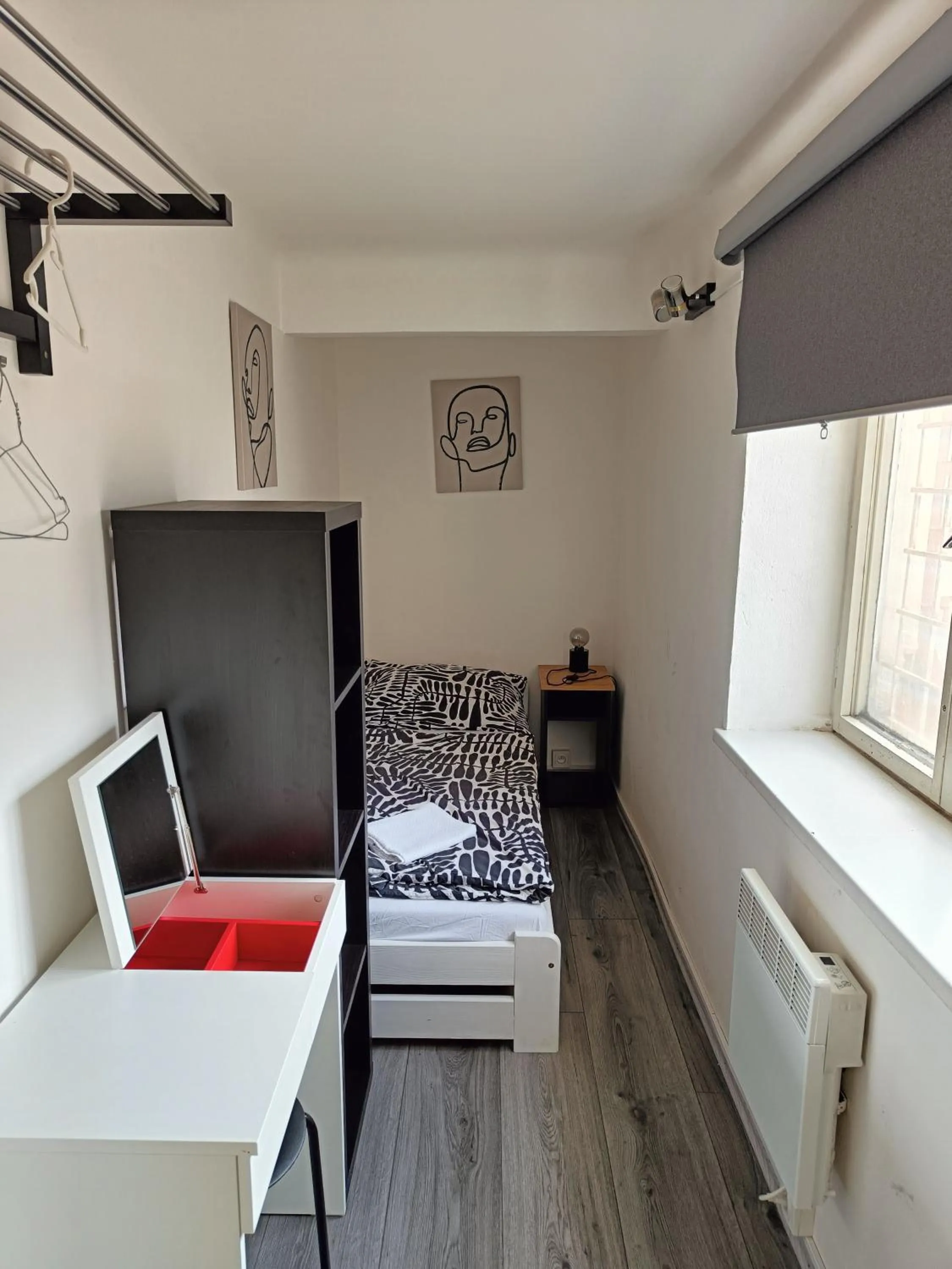 Single Room with Shared Shower and Toilet in A Plus Hostel - Centrum
