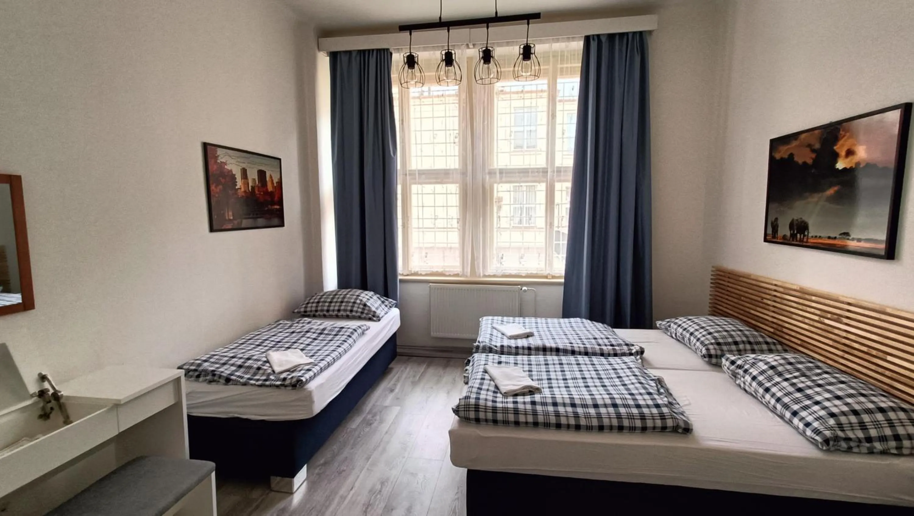 Triple Room with Shared Bathroom in A Plus Hostel - Centrum