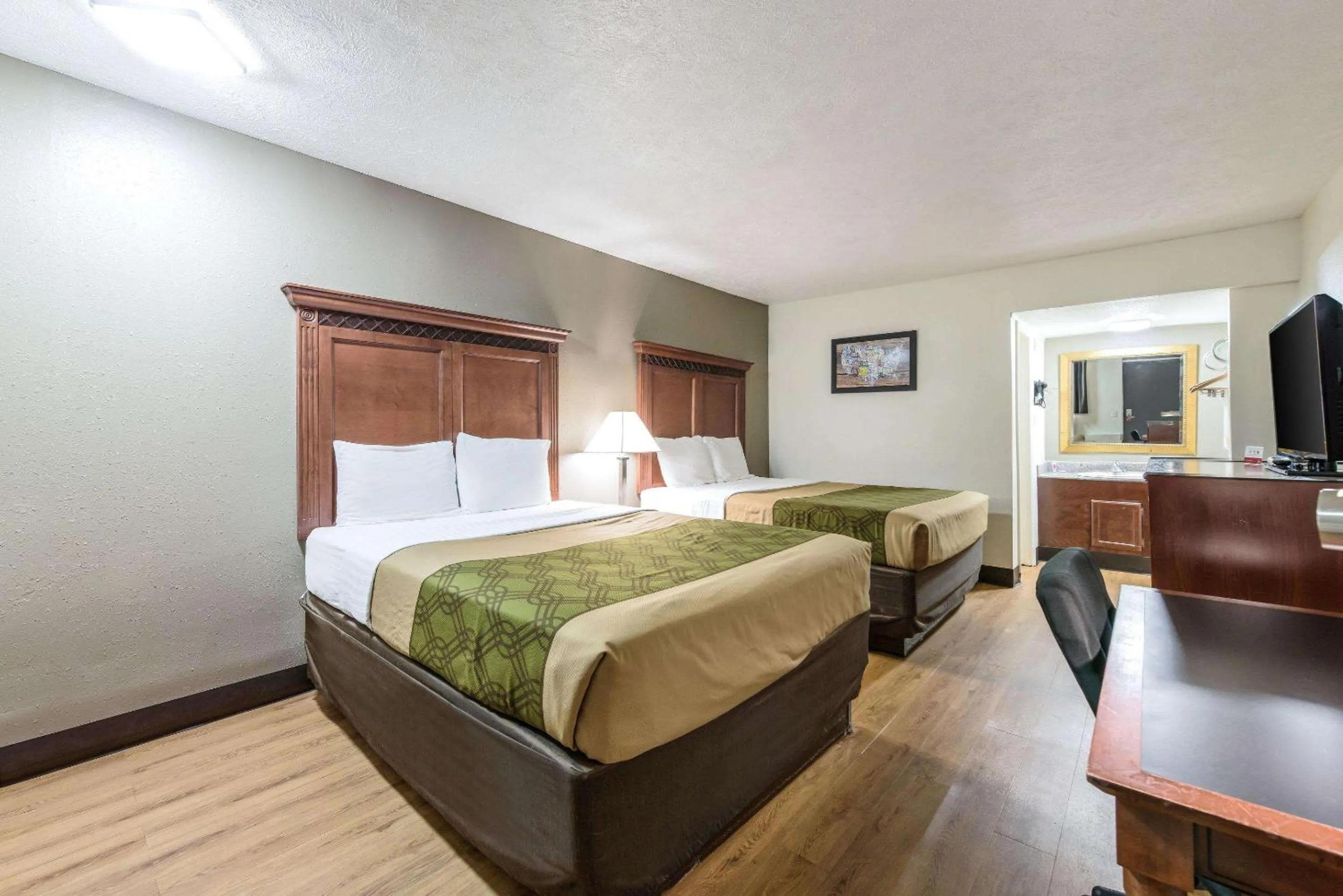 Queen Room with Two Queen Beds in Rodeway inn St Joseph