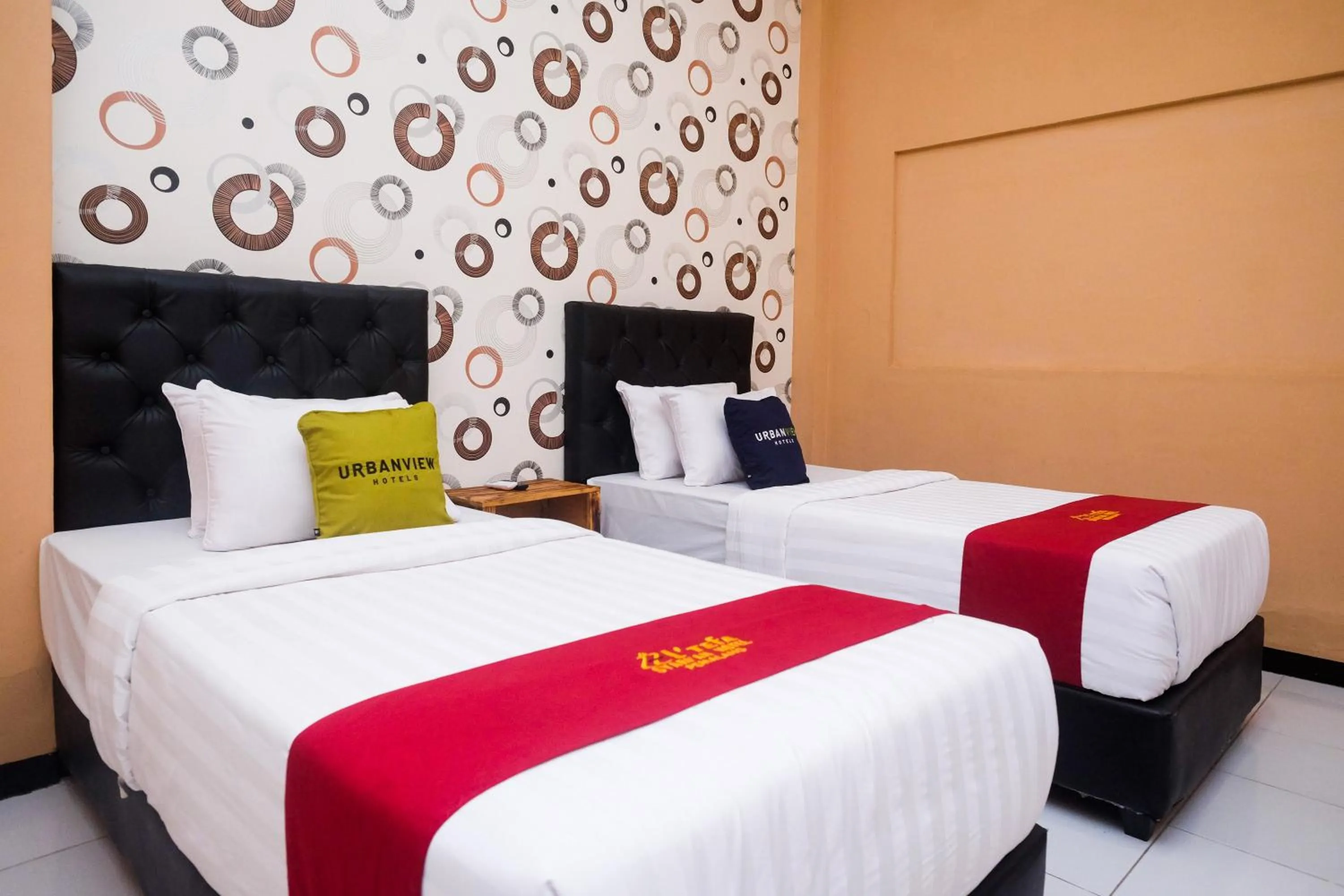 Superior Twin Room in Urbanview Hotel LTefa Pemalang