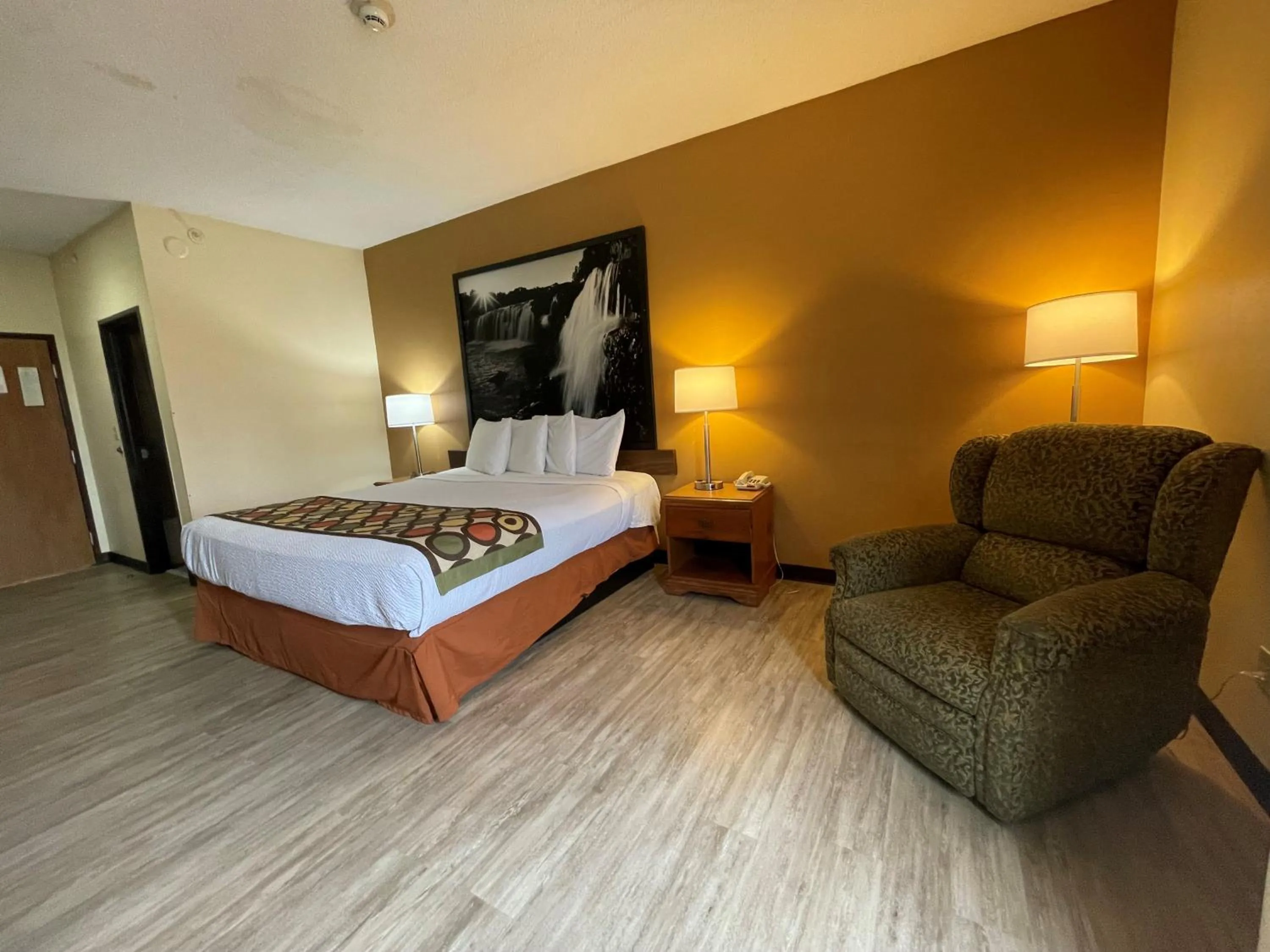 King Room - Disability Access - Non-Smoking in Super 8 by Wyndham Pevely