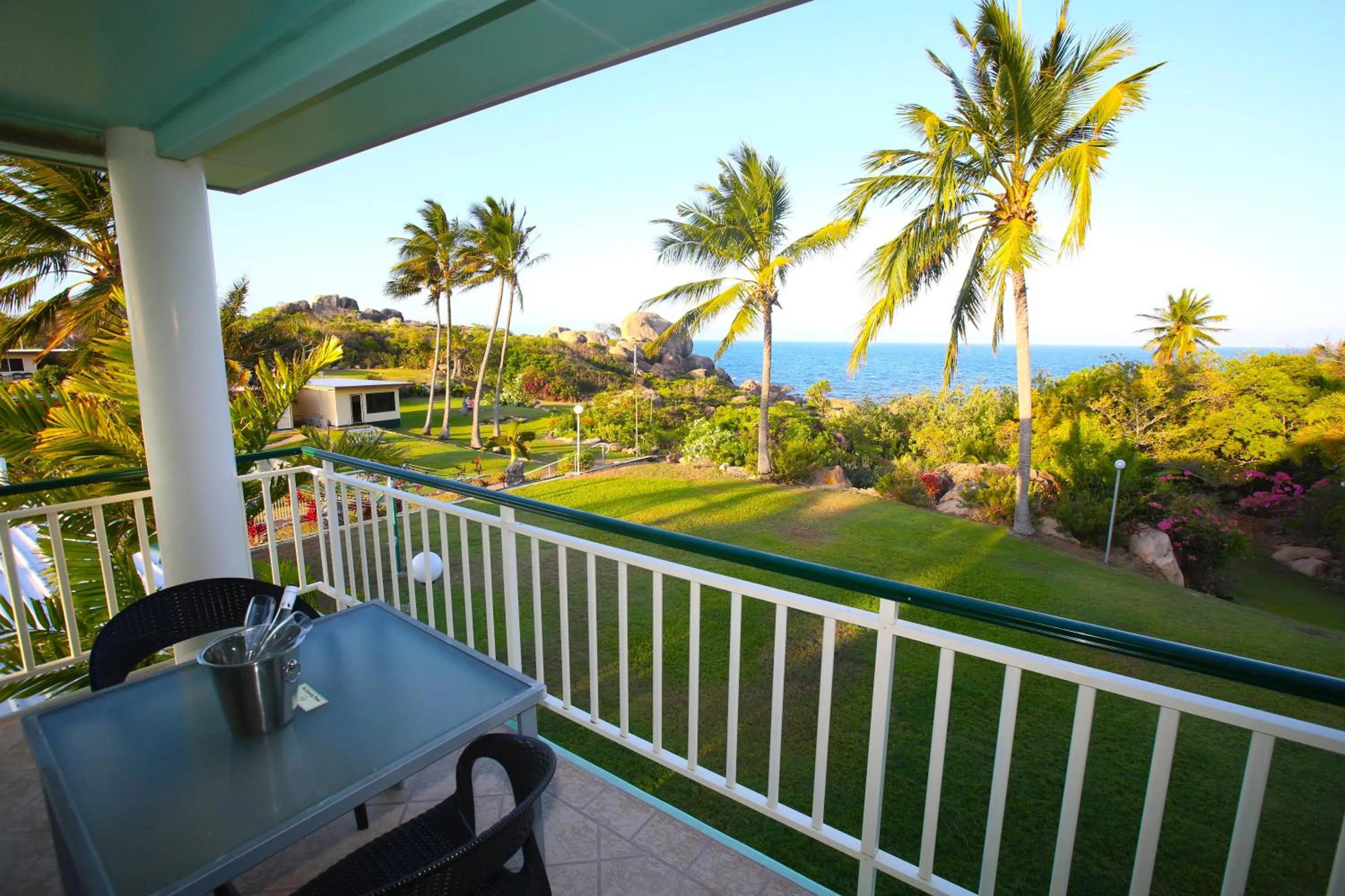Ocean Kitchenette Queen Room in Whitsunday Sands Resort