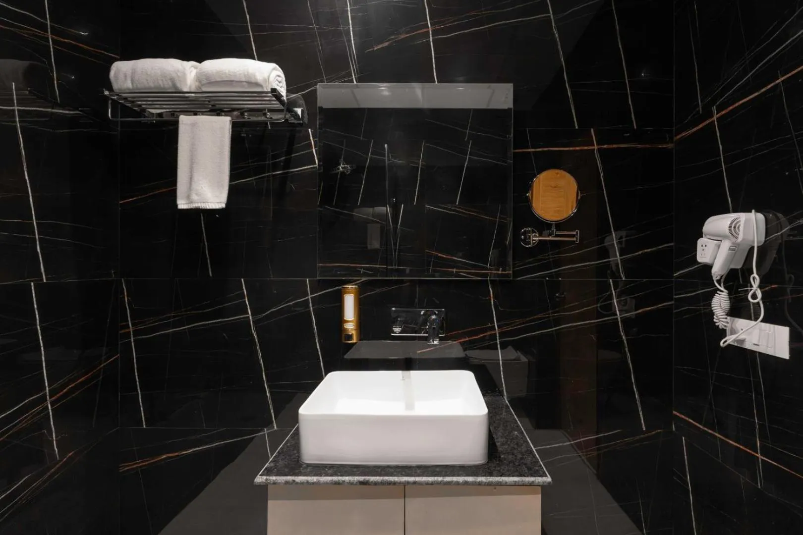 Suite with Balcony in SPT Clarks Inn Suite, Mandi