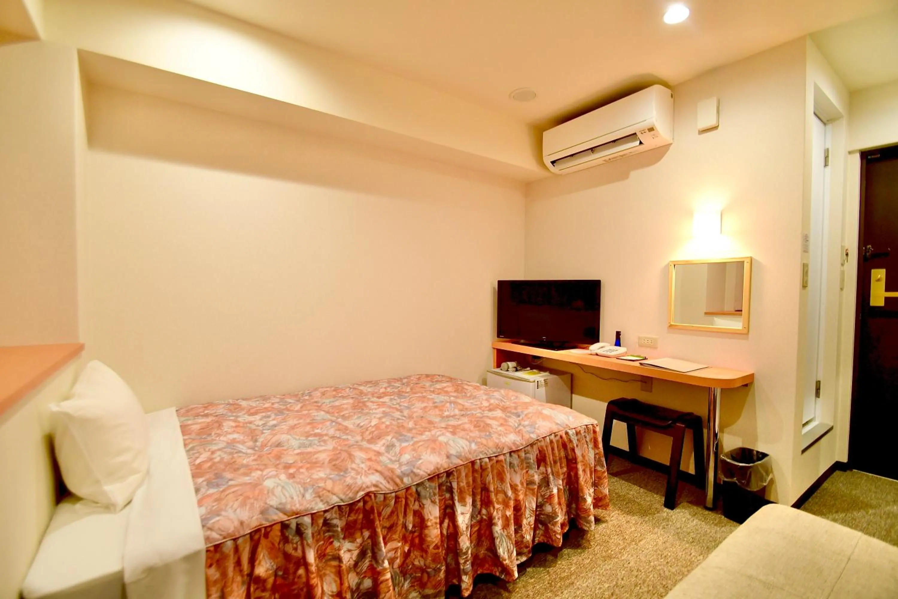Single Room 1 - Smoking in Himeji Ekimae Universal Hotel Minamiguchi