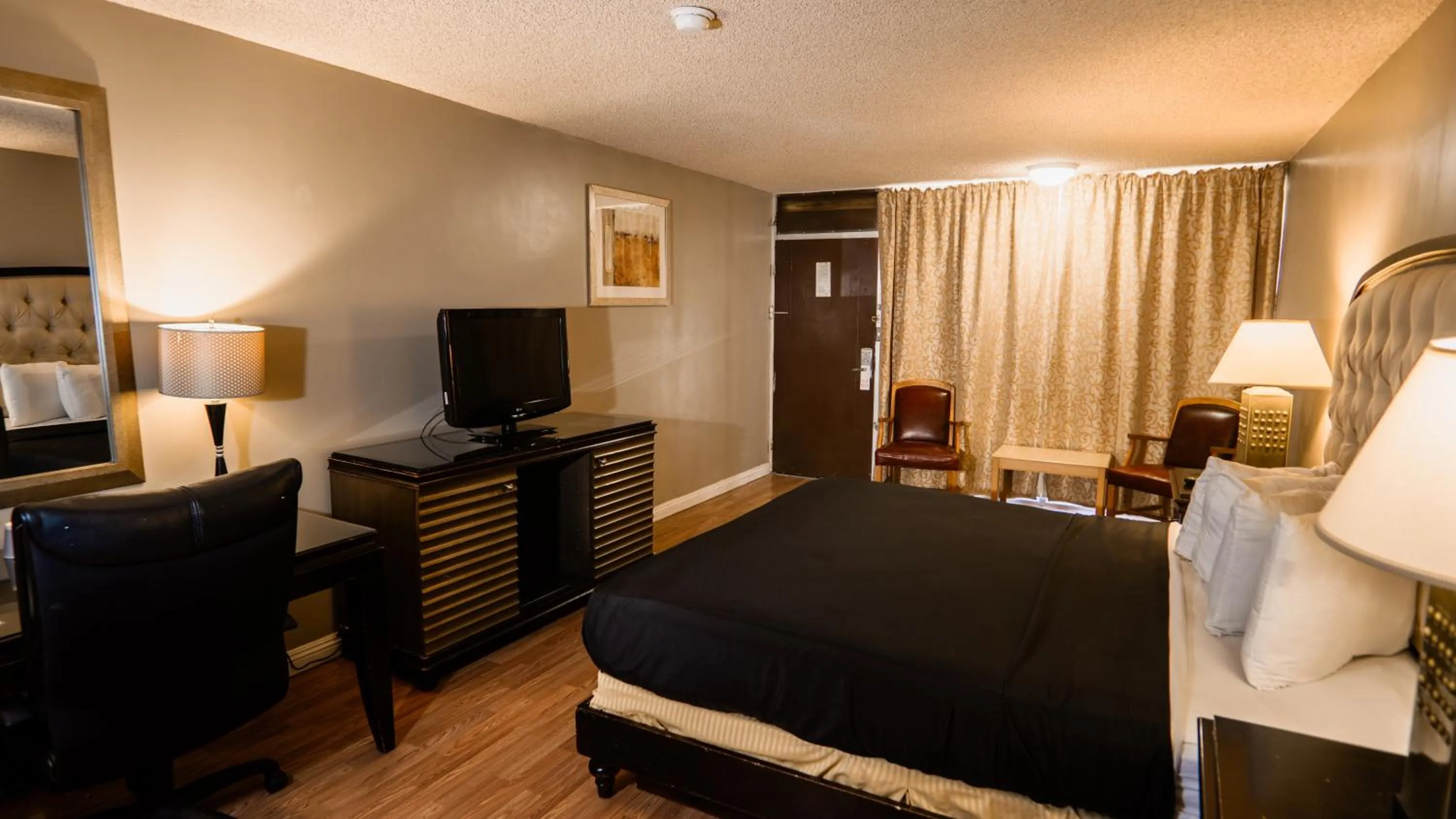 Queen Room in G T Hotels Inn & Suites Extended Stay