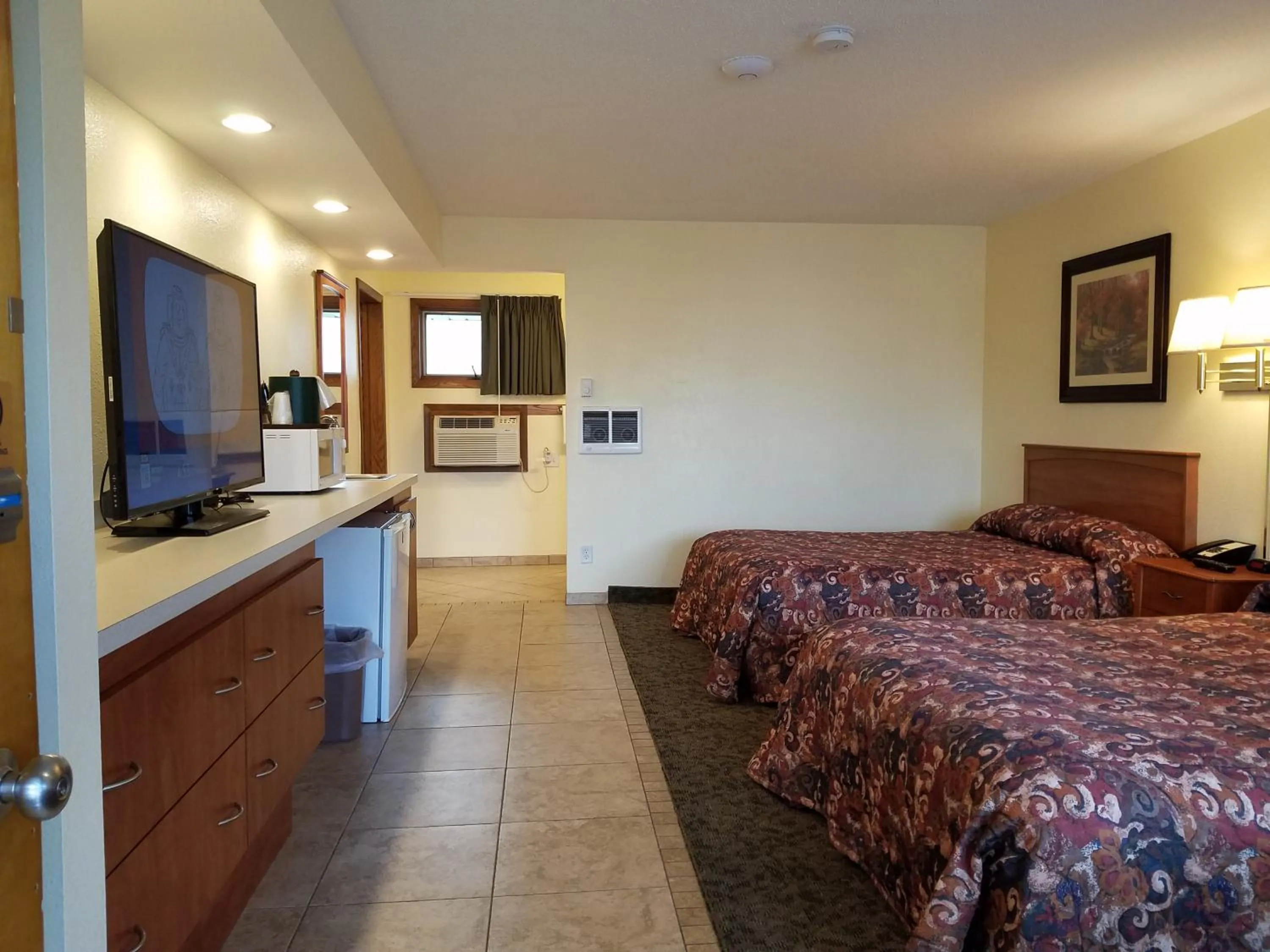 Quadruple Room with Private Bathroom in Black Hawk Motel & Suites