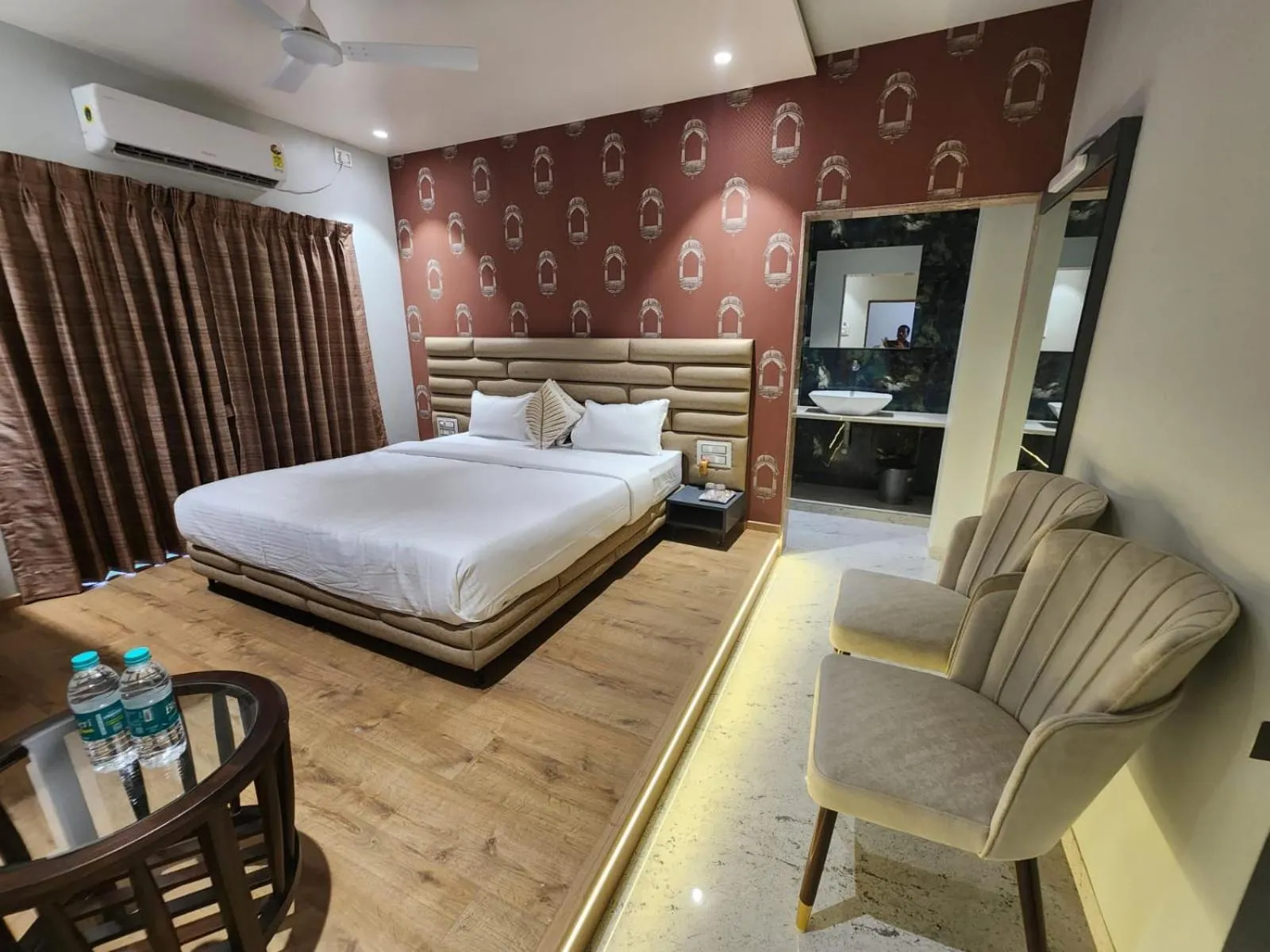 Superior King Room in Dnyanprabha Executive