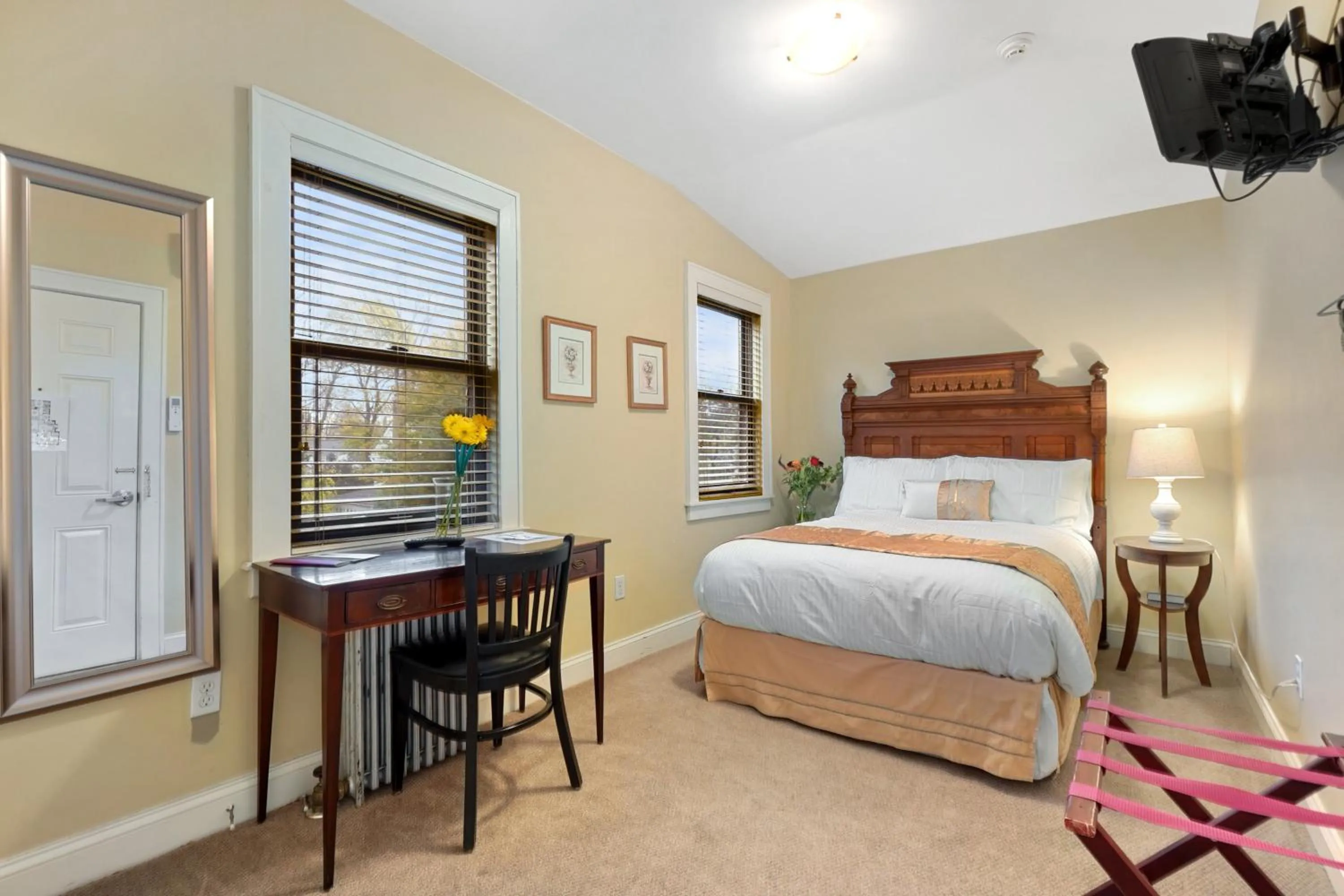 Deluxe Double Room (1 adult + 1 child) in DeBary Inn