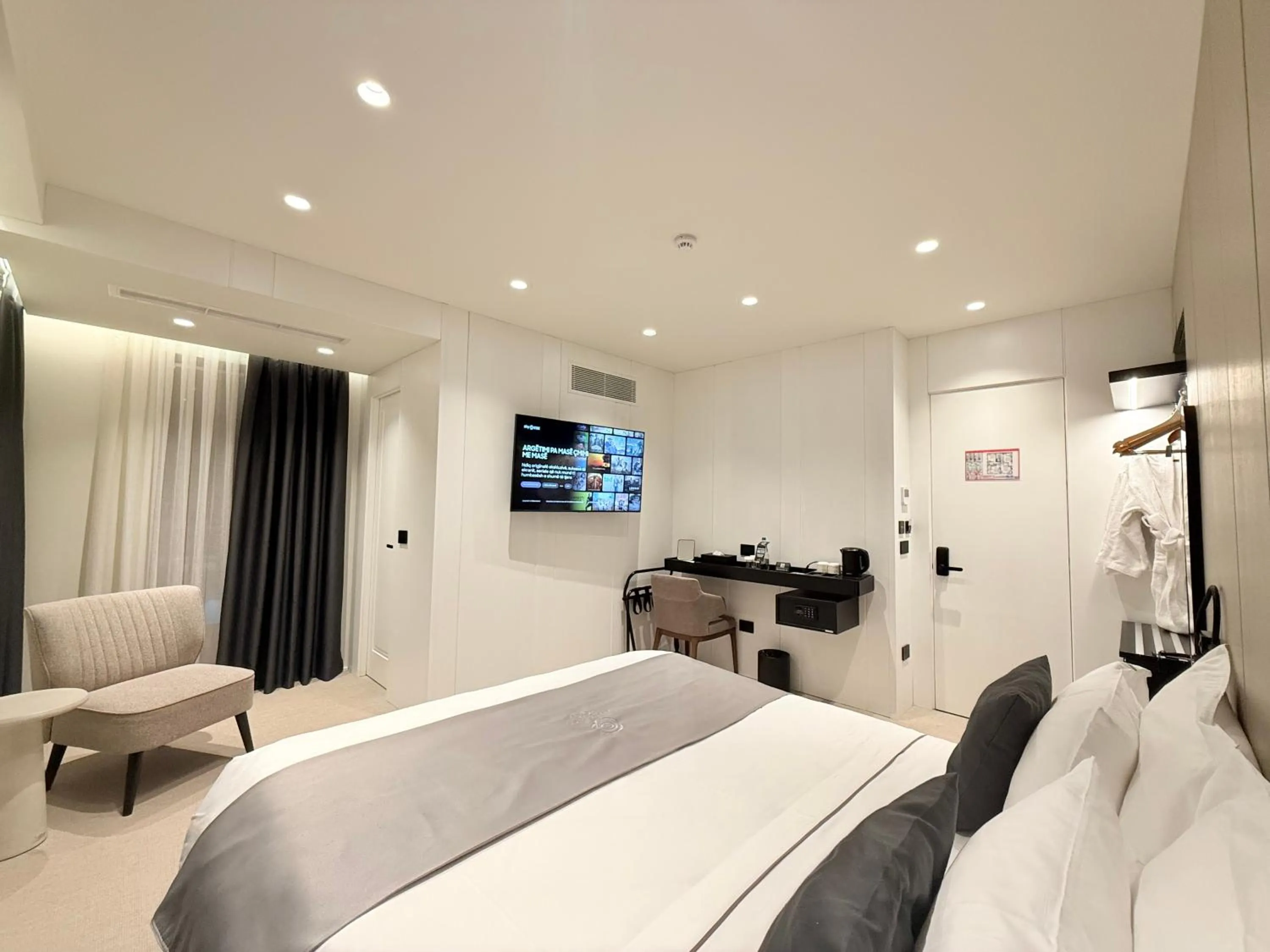 Deluxe King Room in Central Inn Hotel