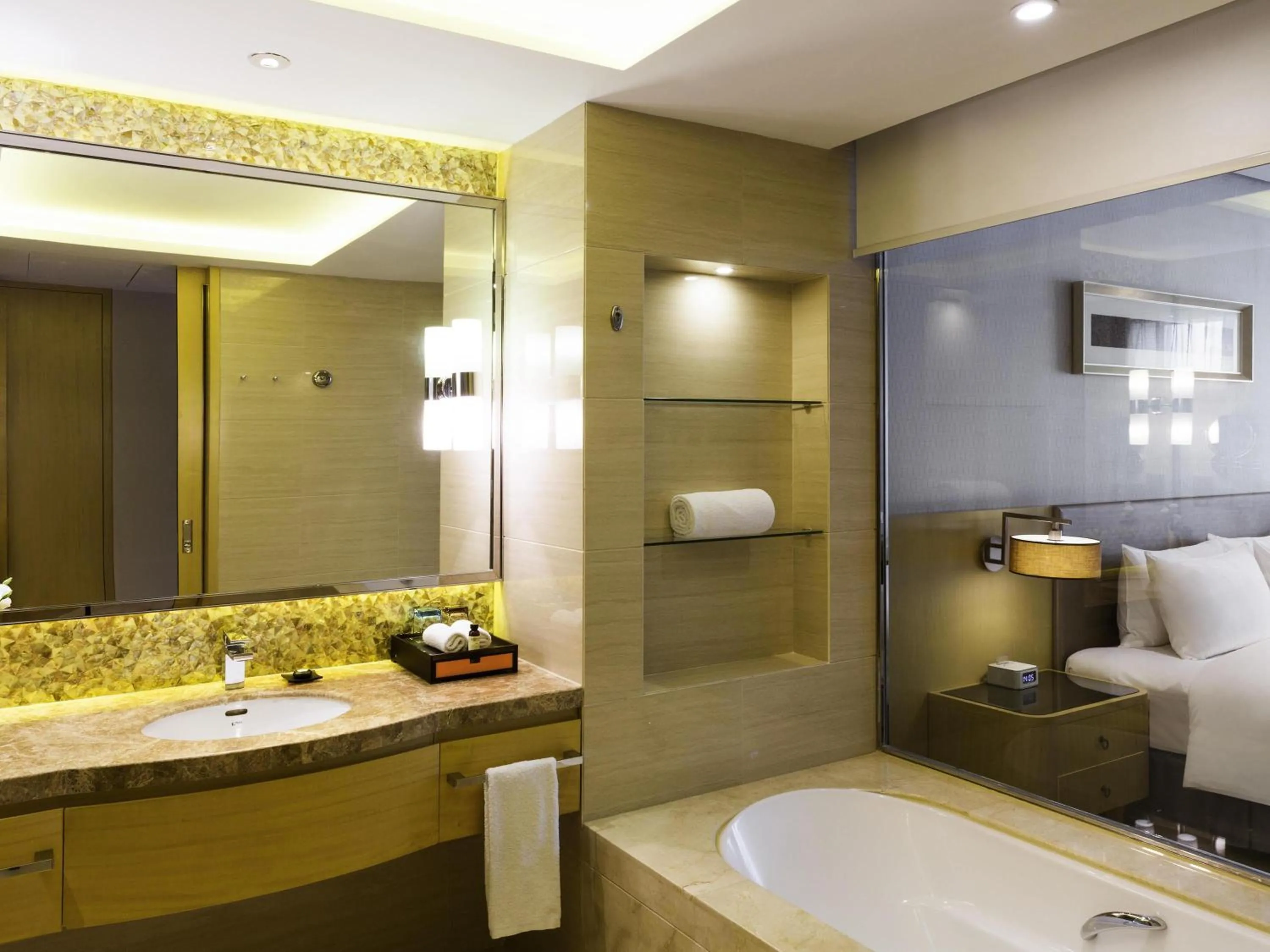 Deluxe Queen Room in Pullman Changshu Leeman