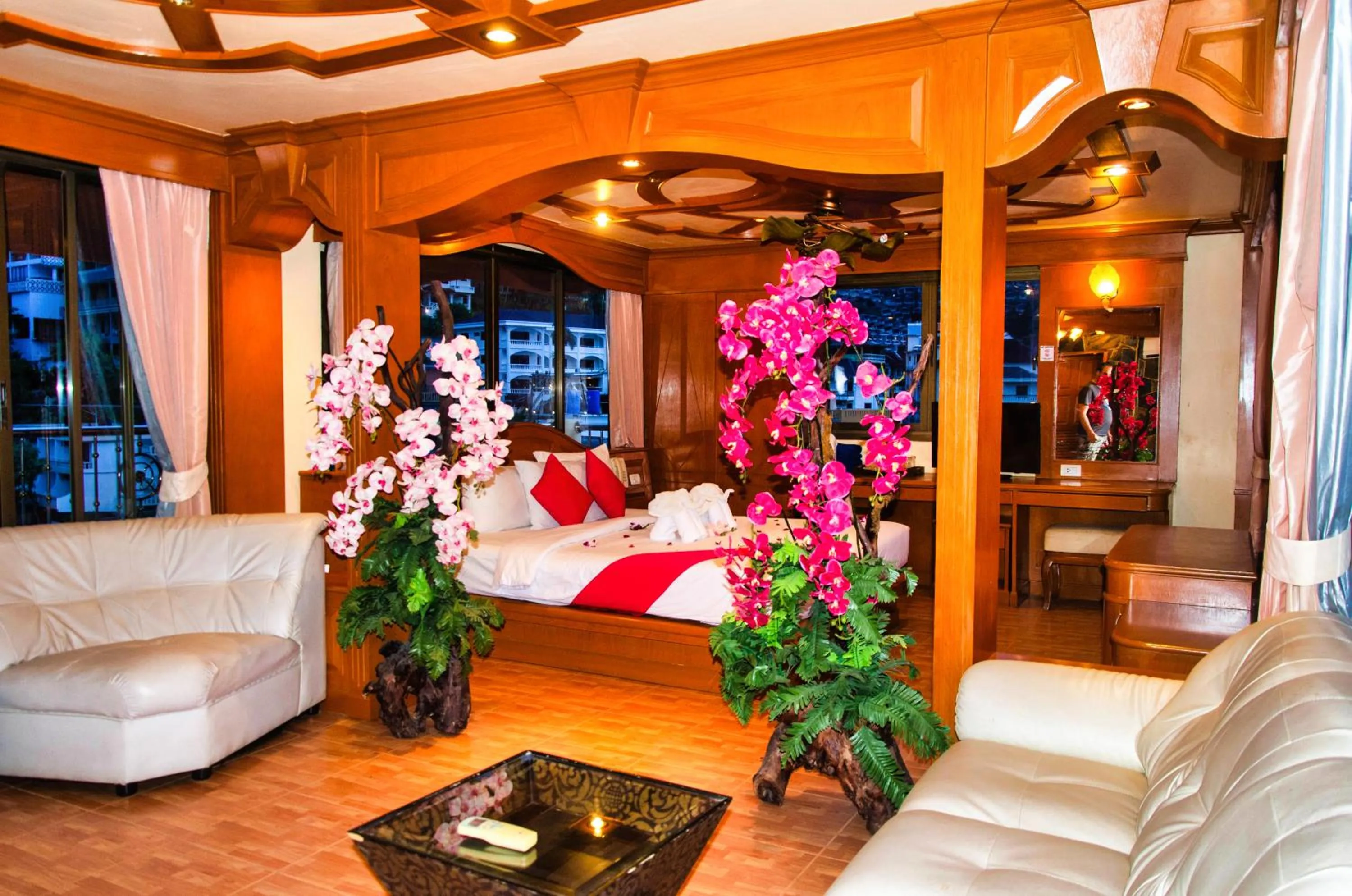 Roof Top Sea View Penthouse with Jacuzzi in Diva Patong Hotel