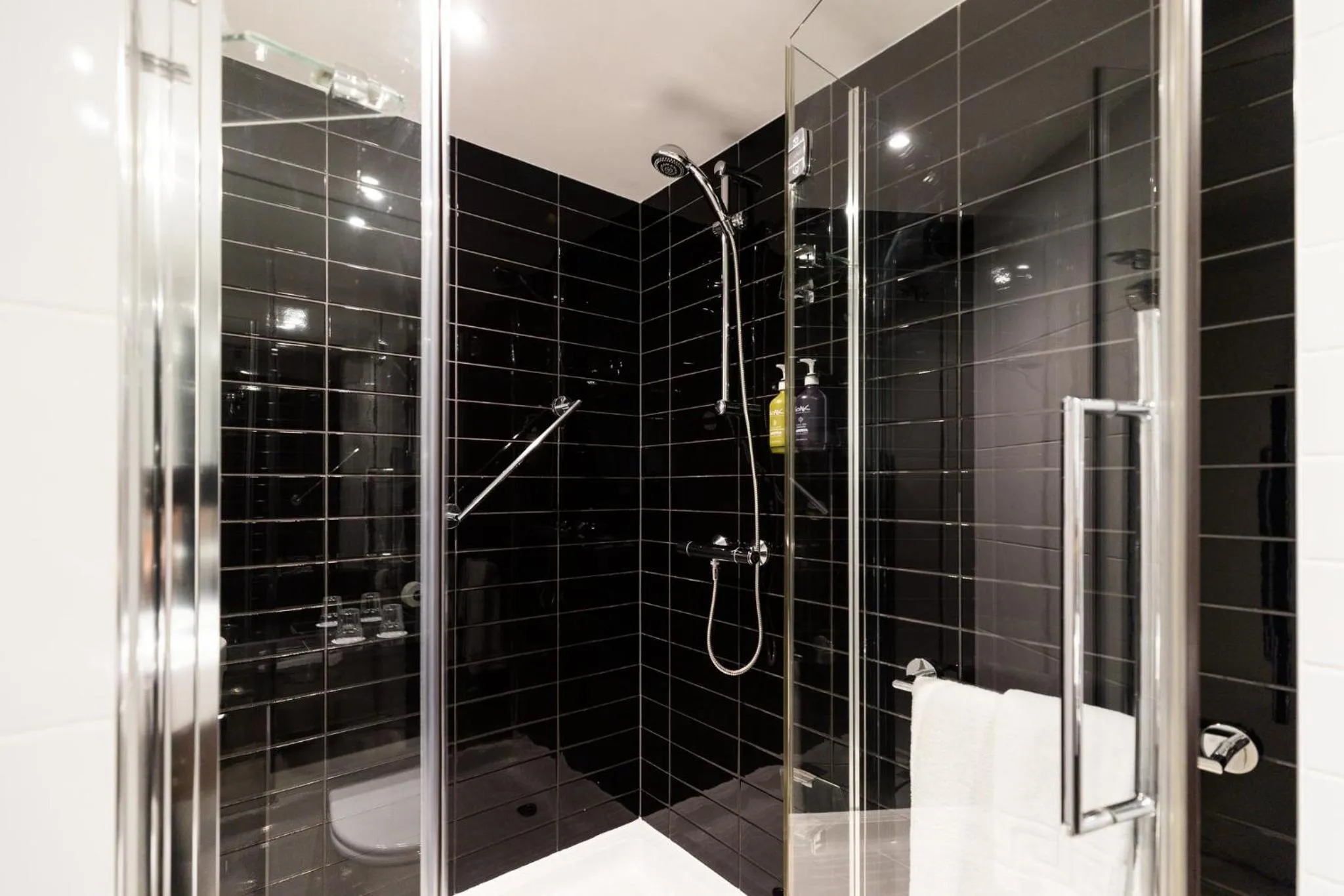 Standard Twin Room with Free Hot Breakfast - Accessible in Holiday Inn Express London Heathrow T5 by IHG