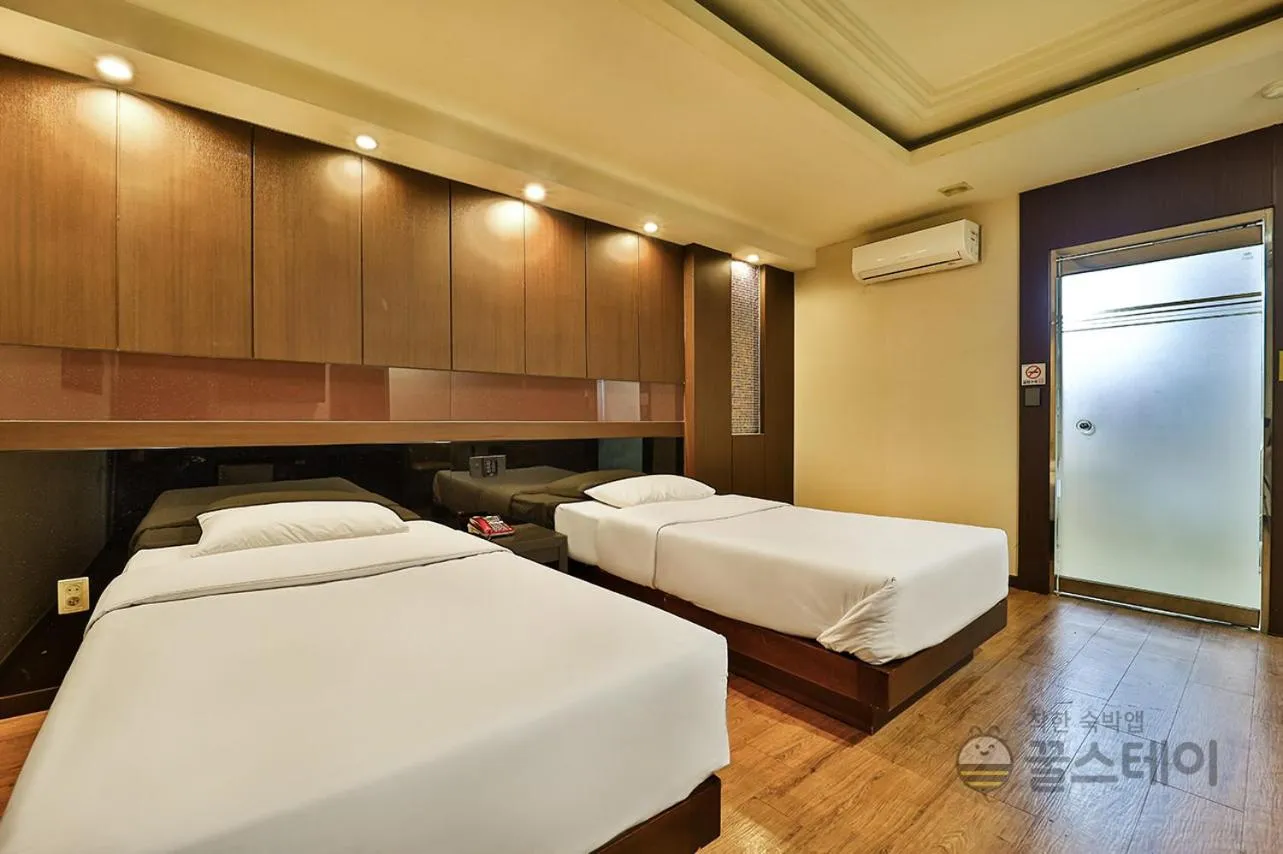 Twin Room in incheon Airport Hotel June