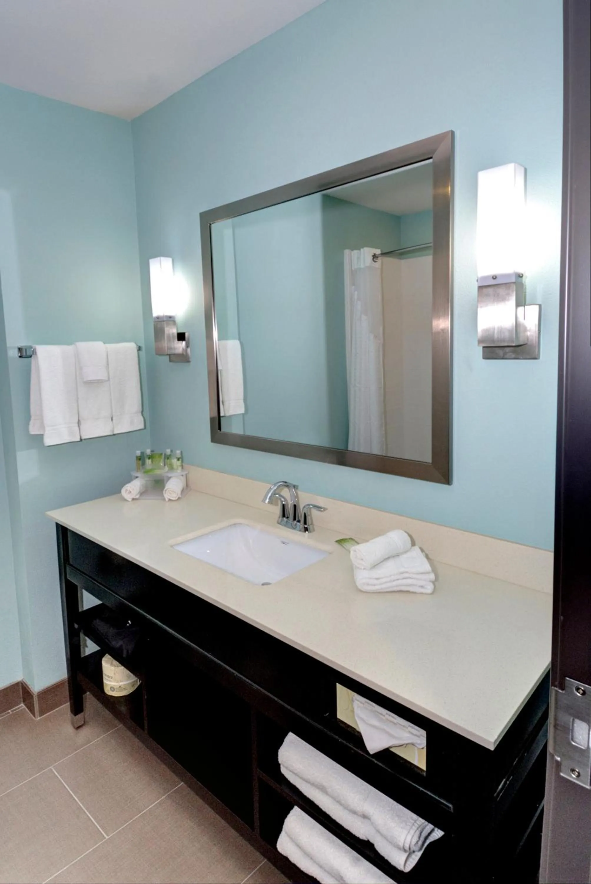 Standard Queen Room with Two Queen Beds in Holiday Inn Express & Suites Austin South by IHG