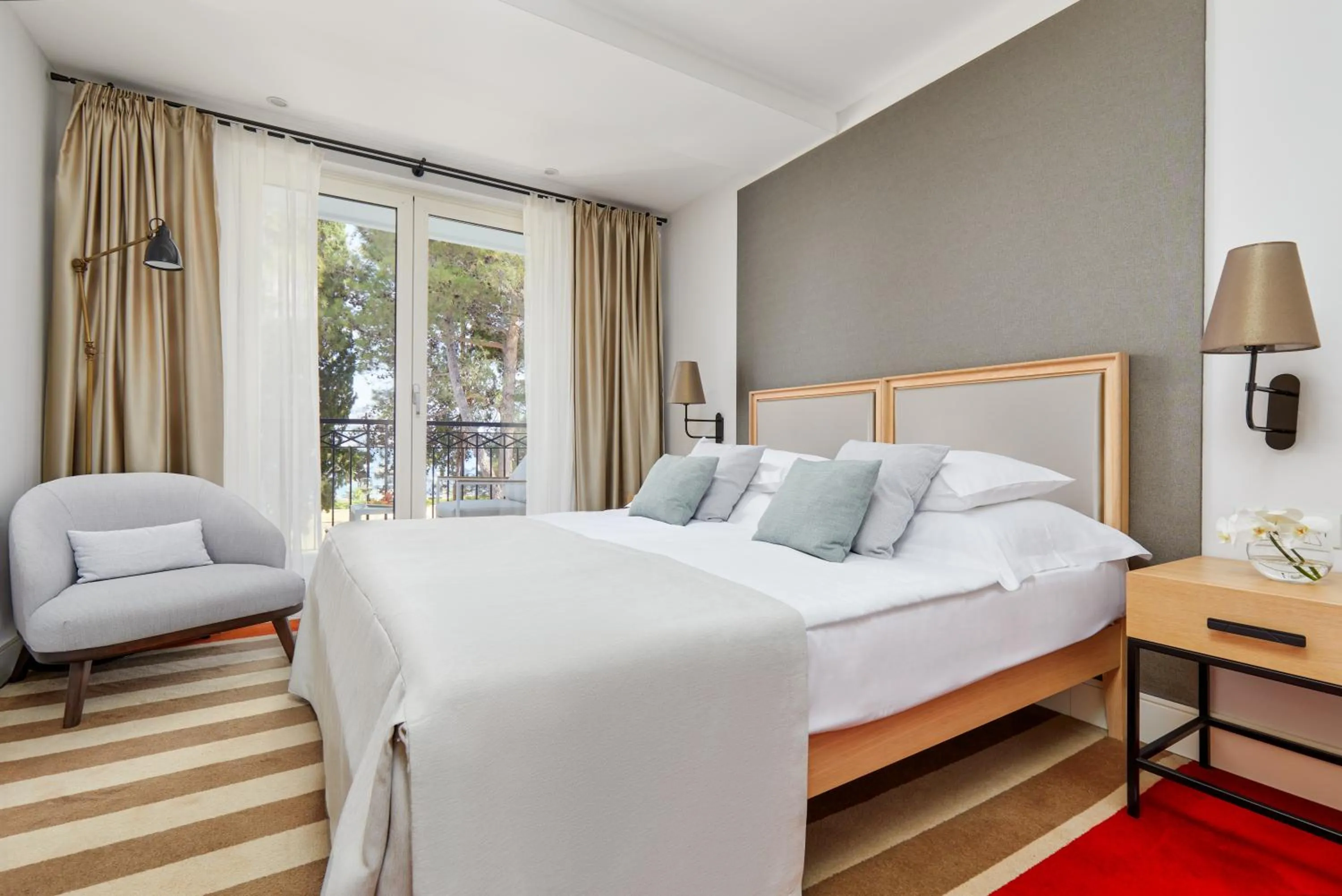 Standard Room with Side Sea View and Terrace in Hotel Budva