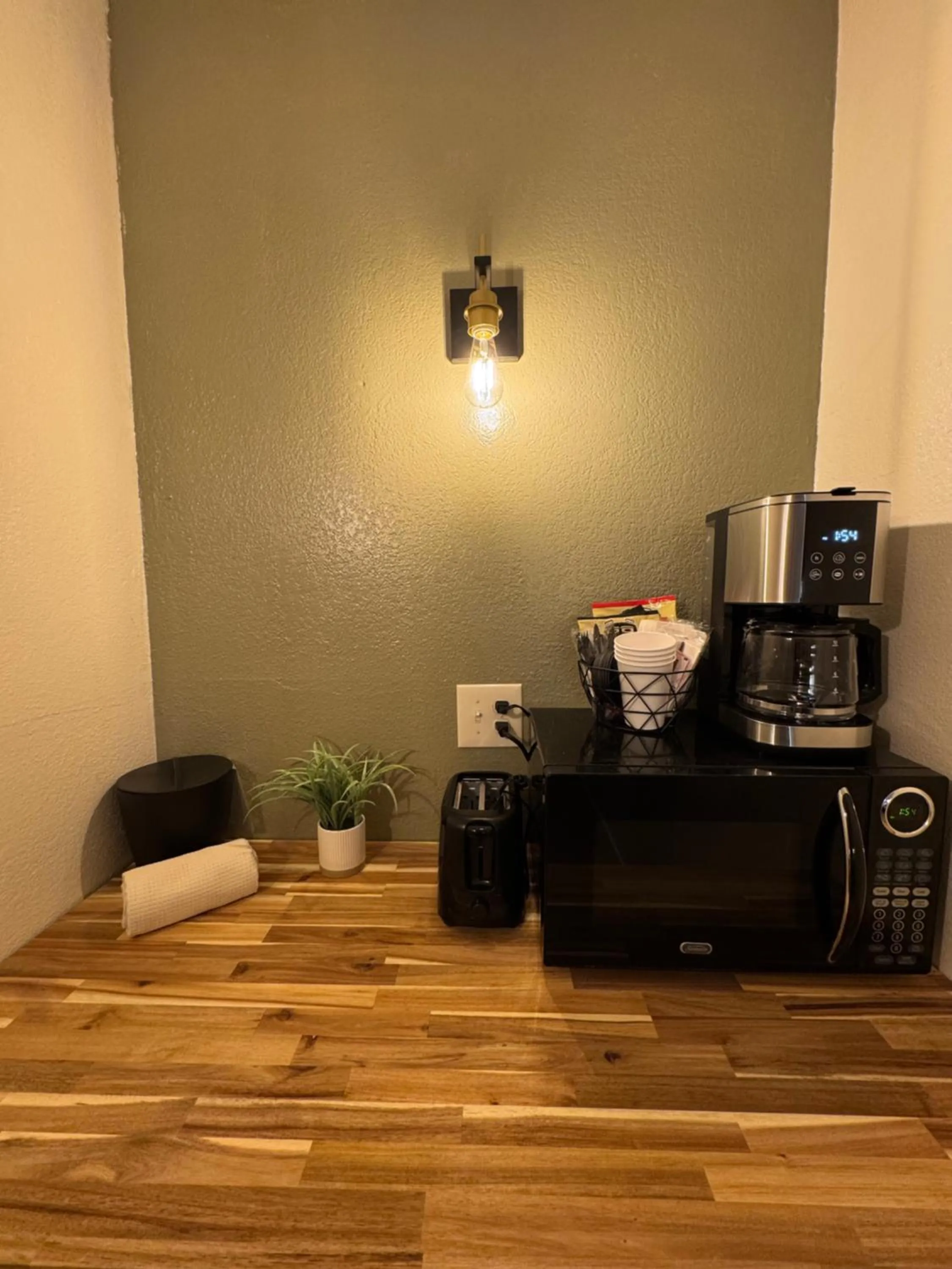 Queen Room - Pet Friendly in The Pioneer Motel