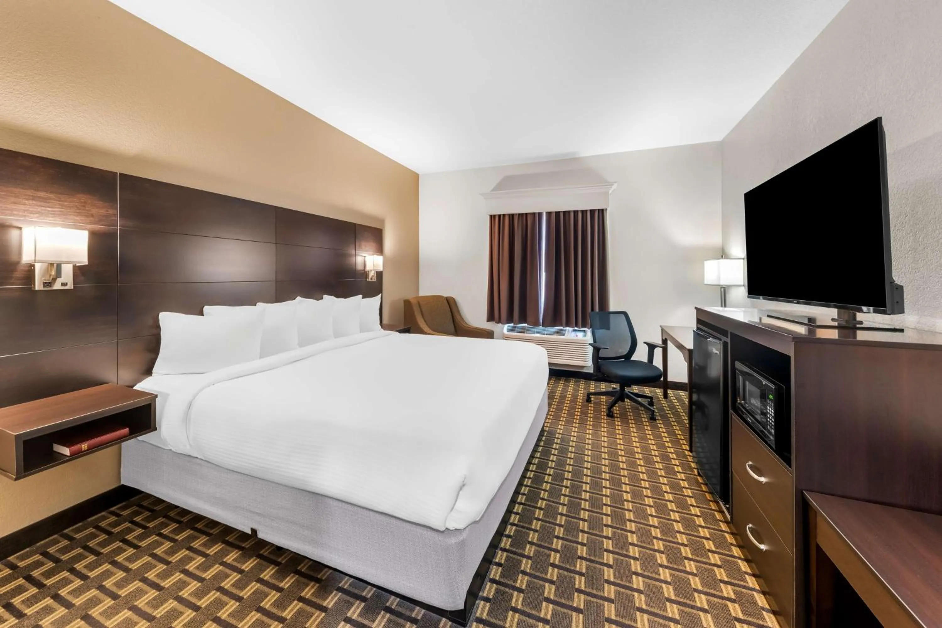 Family Room with One King Bed and Two Double Beds - Non-Smoking in Best Western Halito Inn