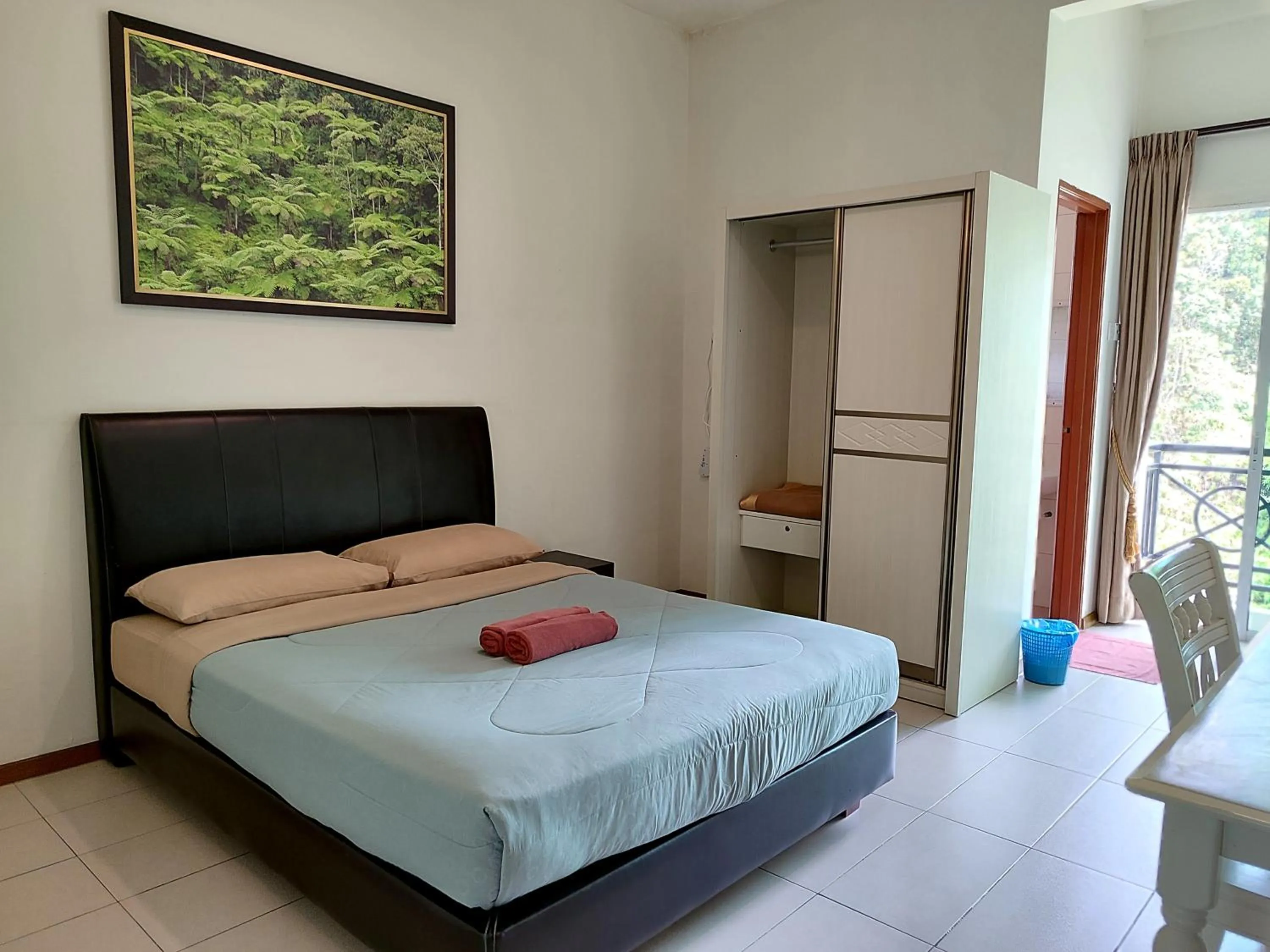 Double Room with Balcony in Rovers Inn Guesthouse - Age 11 And Above Only