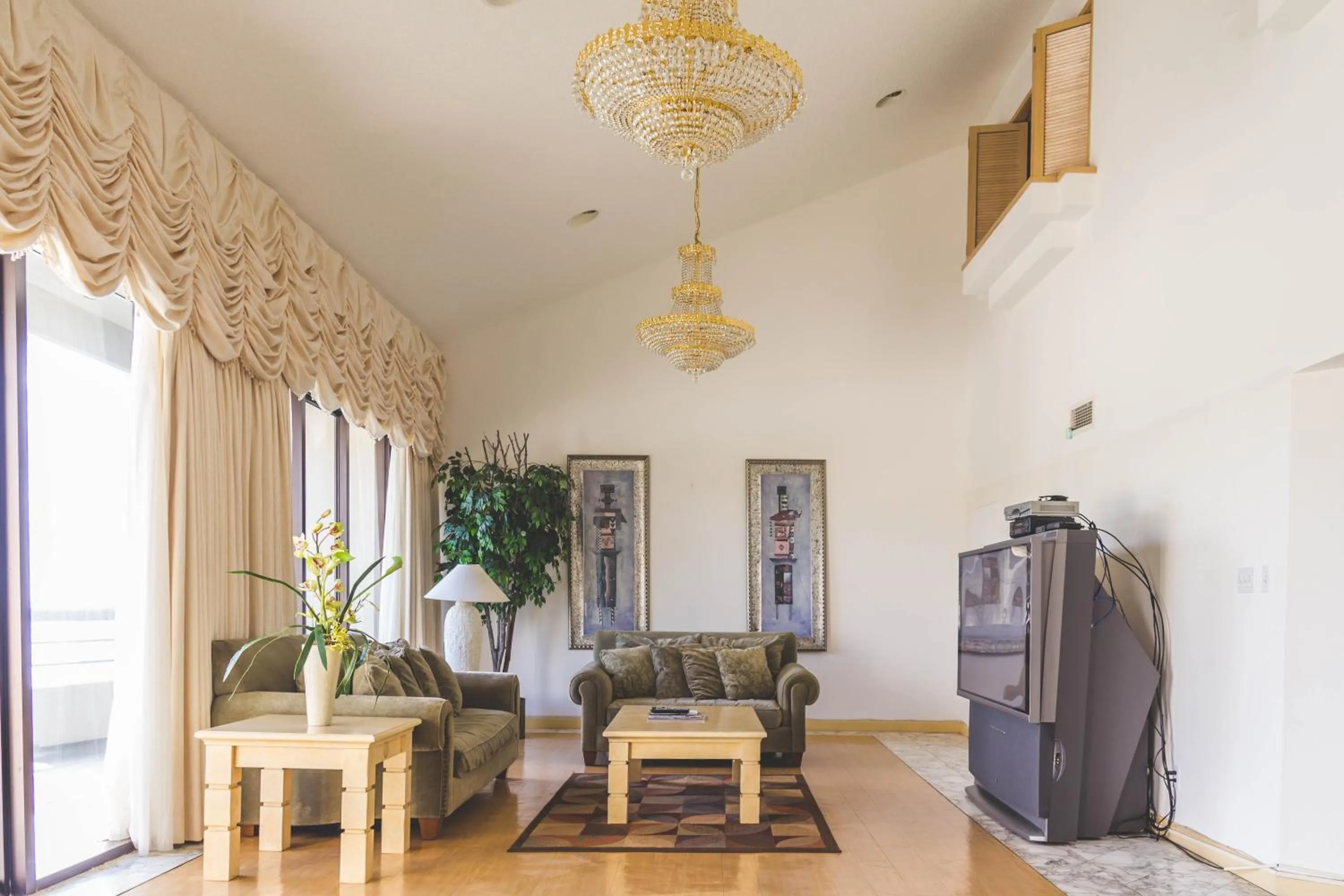 Presidential Four-Bedroom Suite (Premier Penthouse) in Alupang Beach Tower