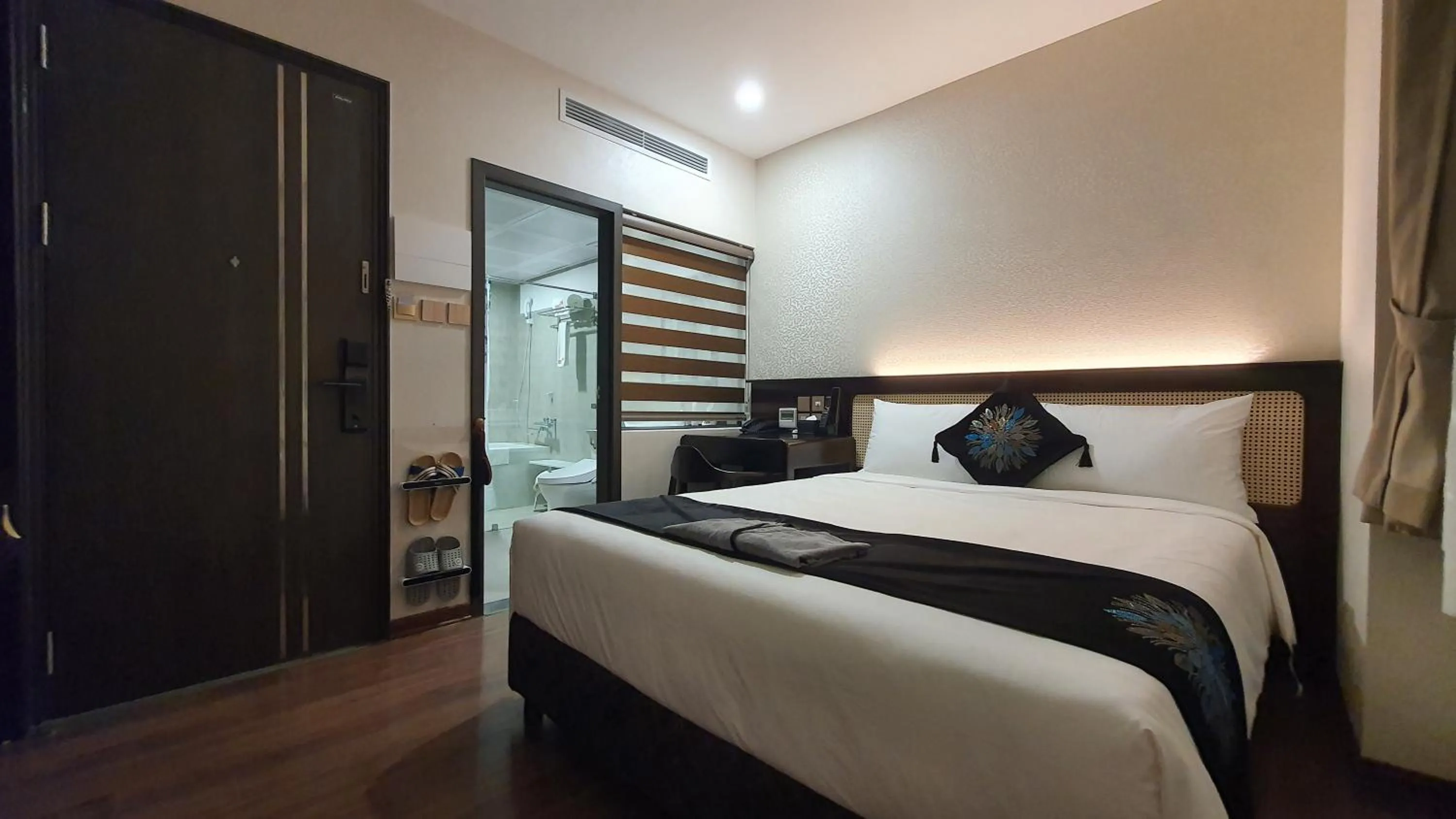 Deluxe Double Room with Bath - single occupancy in MOMIZI HANOI 2 - PHAN KE BINH