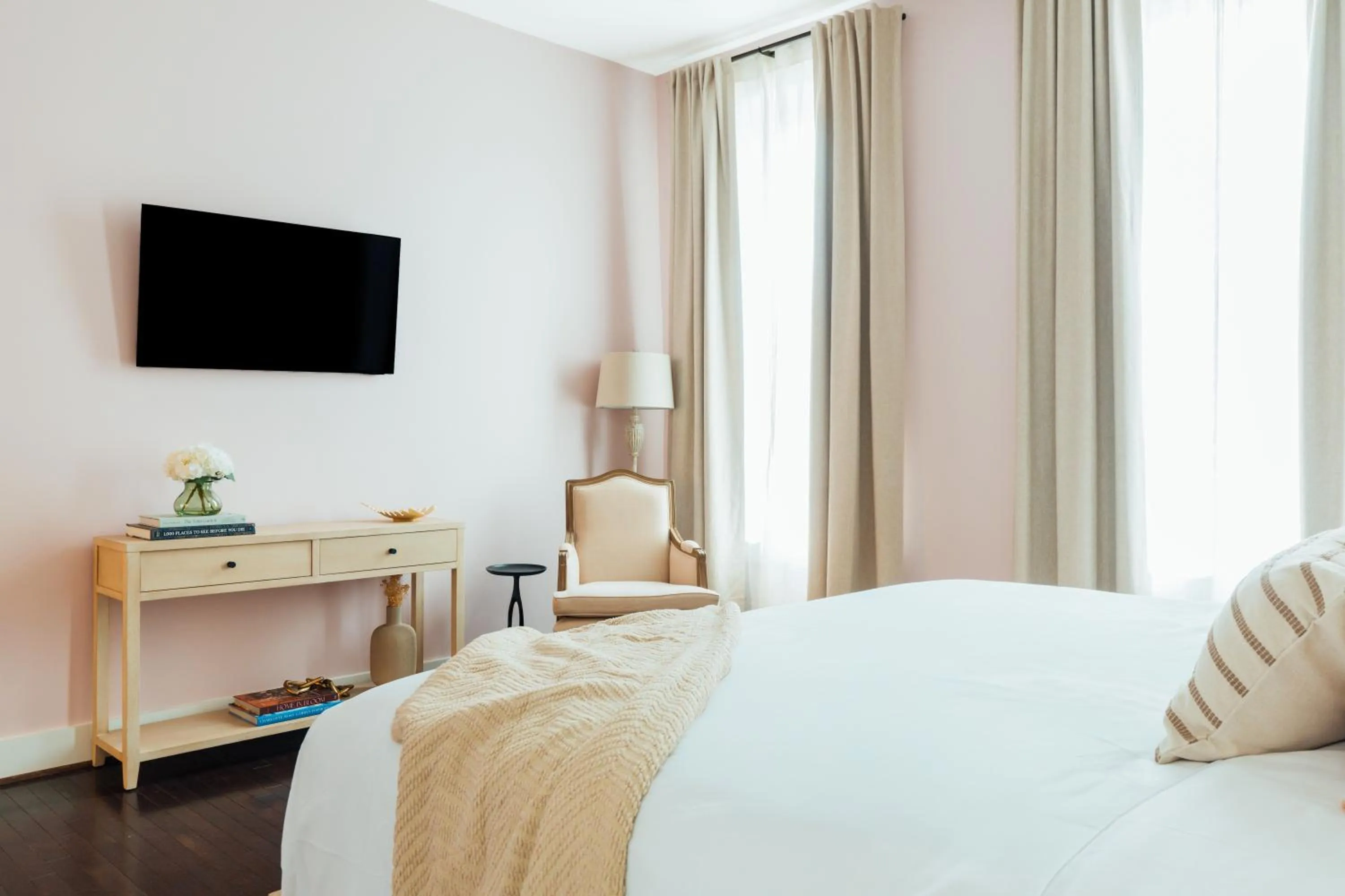 Standard King Room in The Painted Lady