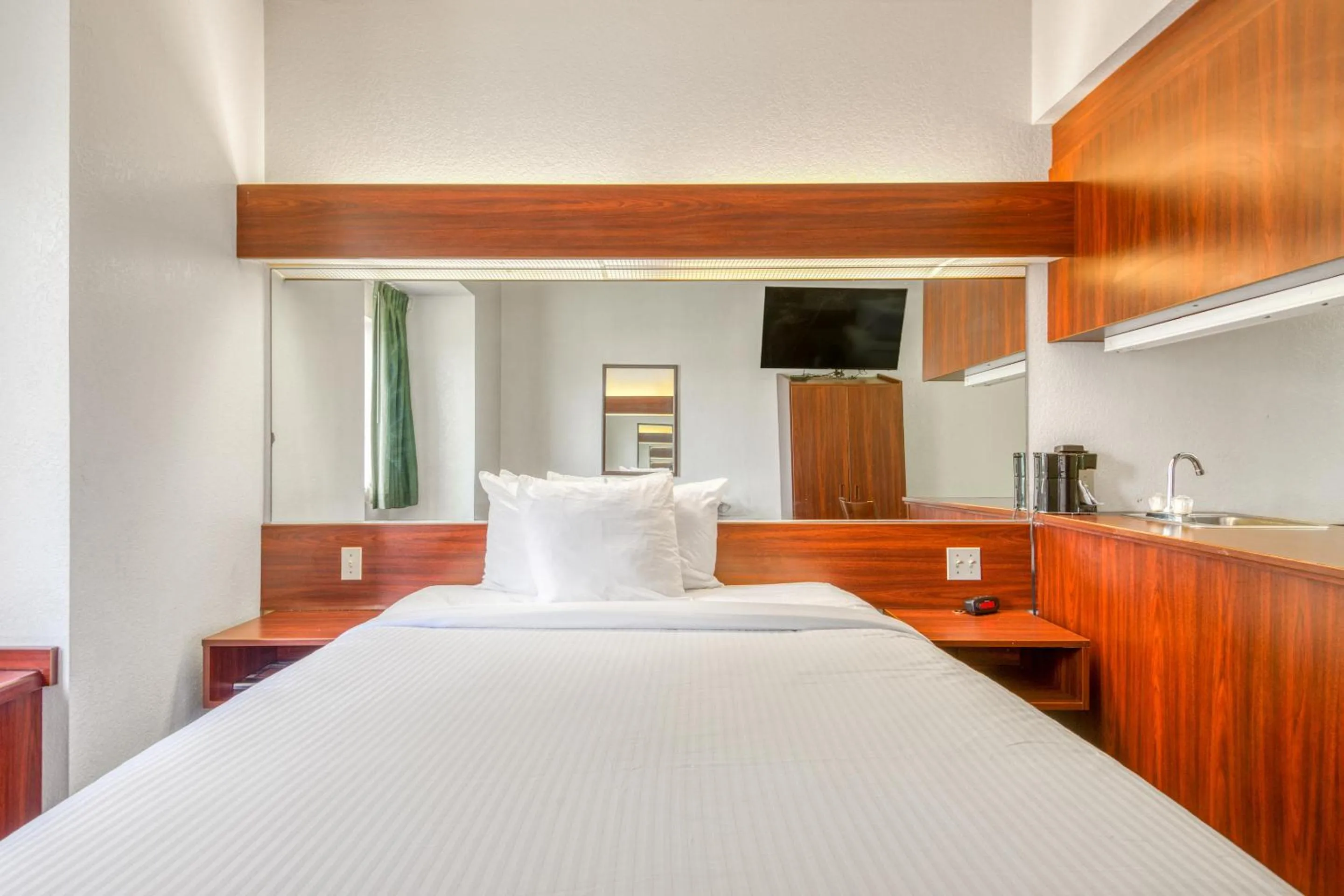 Premium Queen Bed Accessible in Trident Inn & Suites, Baton Rouge