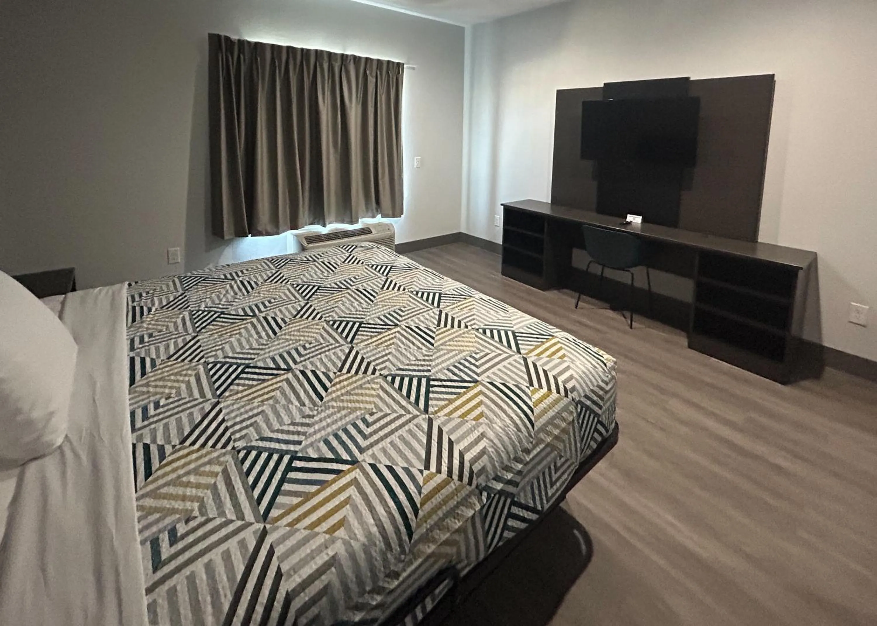 Deluxe King Room - Non-Smoking in Motel 6 Dallas, TX Methodist Charlton Medical Ctr