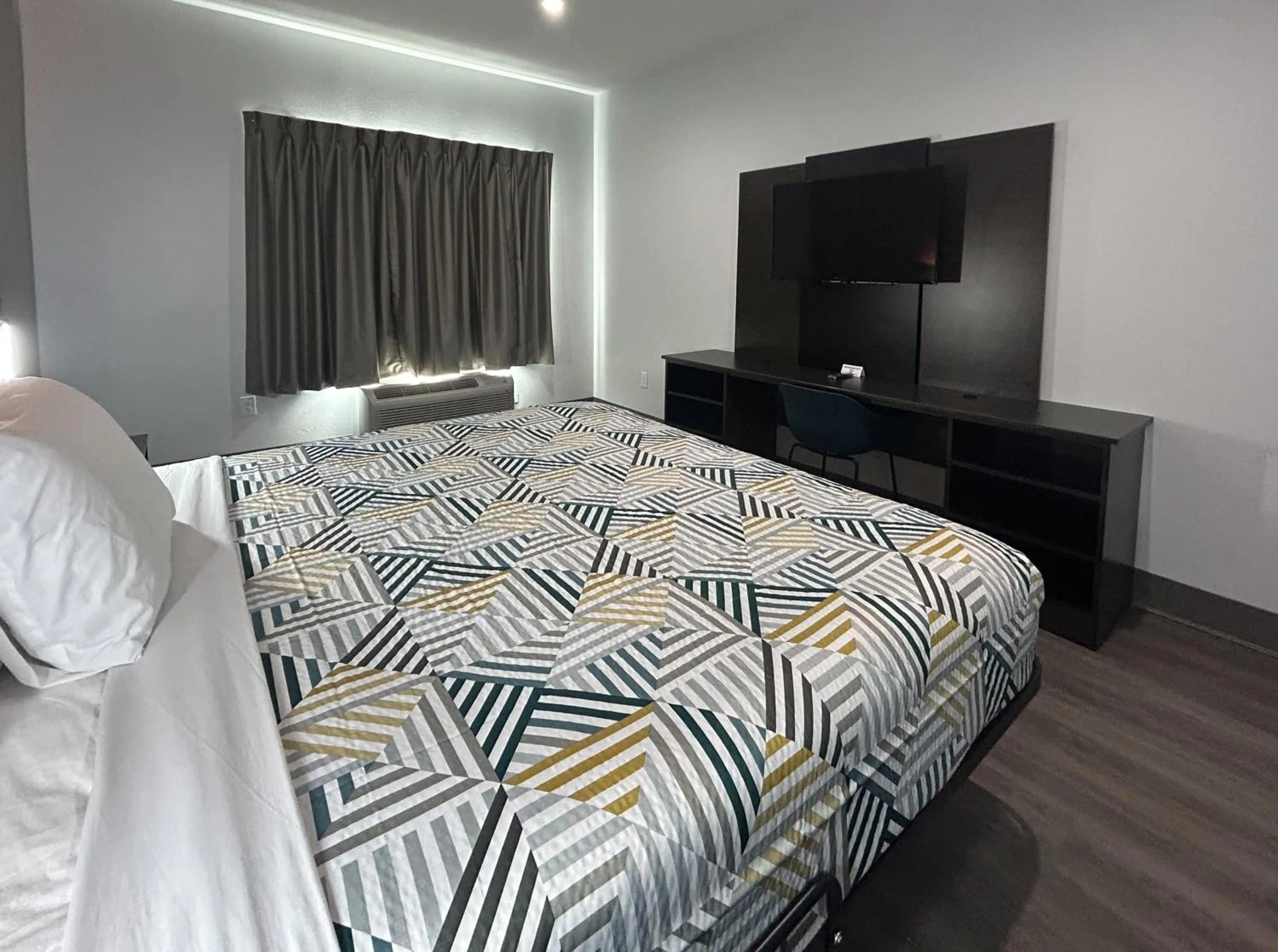 King Room - Disability Access in Motel 6 Dallas, TX Methodist Charlton Medical Ctr