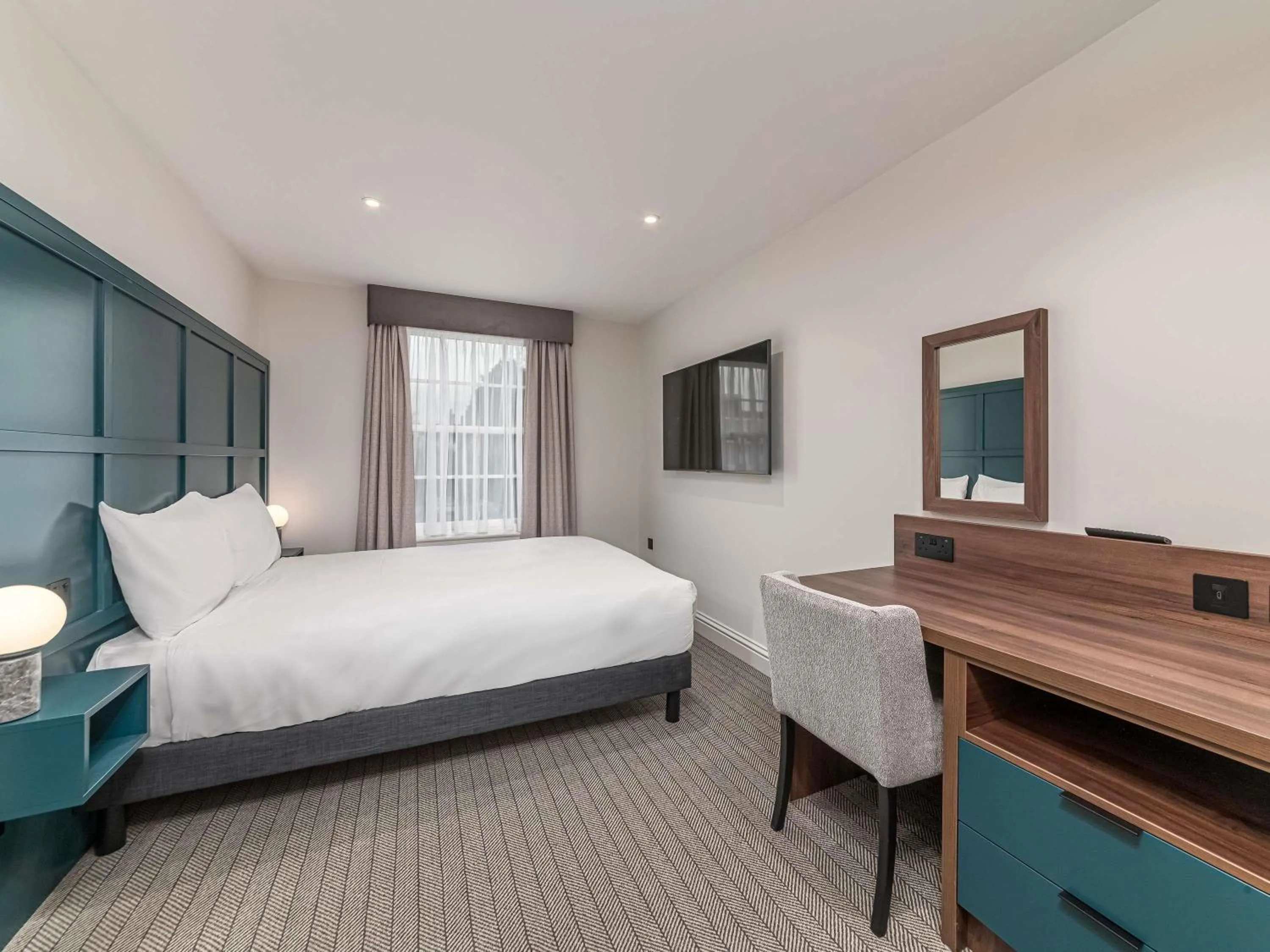 Family Apartment with Sofa Bed in Mercure Salisbury White Hart Hotel & Apartments